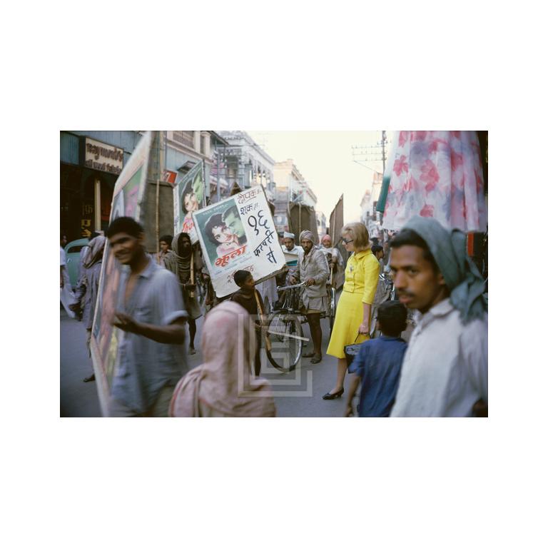 Tiger Morse in abito giallo, Street 02, 1962