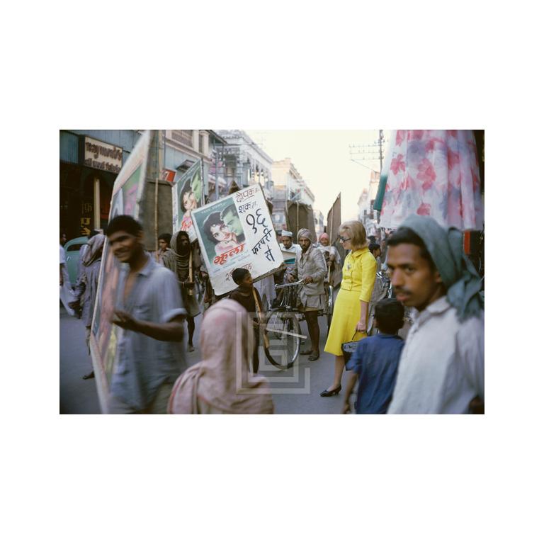 Mark Shaw Color Photograph – Tiger Morse in gelbem Anzug, Street 02, 1962