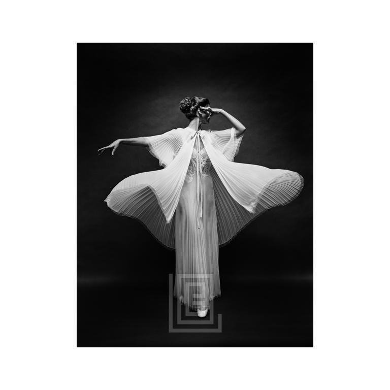 Mark Shaw Black and White Photograph – Vanity Fair Schmetterling Robe Arm aus Schmetterling, um 1955