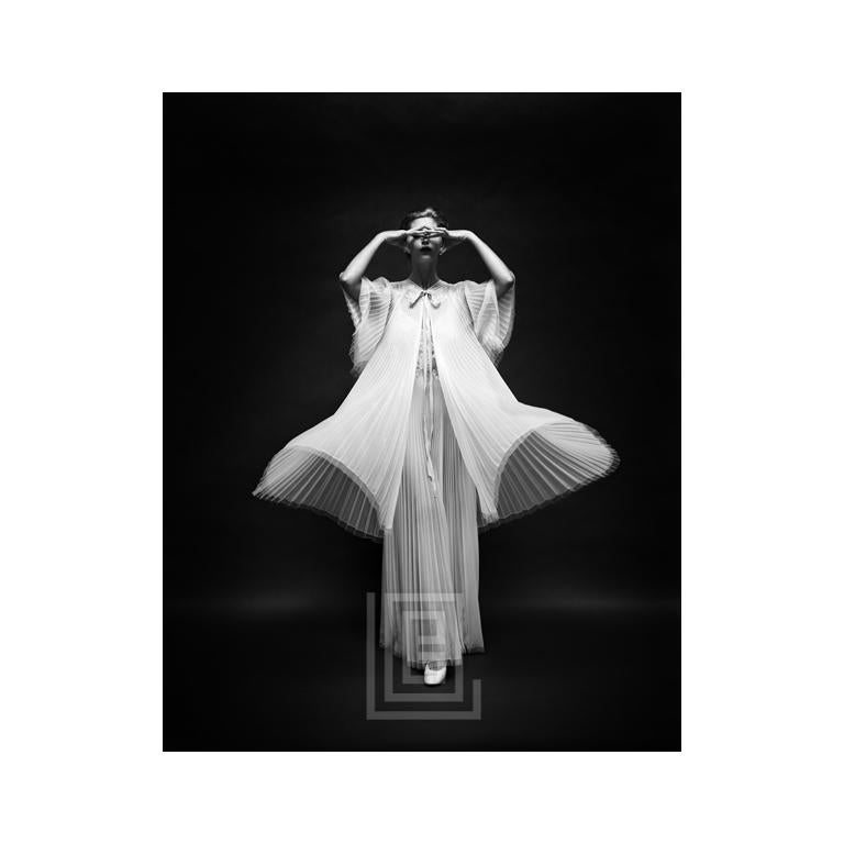Mark Shaw Black and White Photograph – Vanity Fair Schmetterling Robe Front, ca. 1955