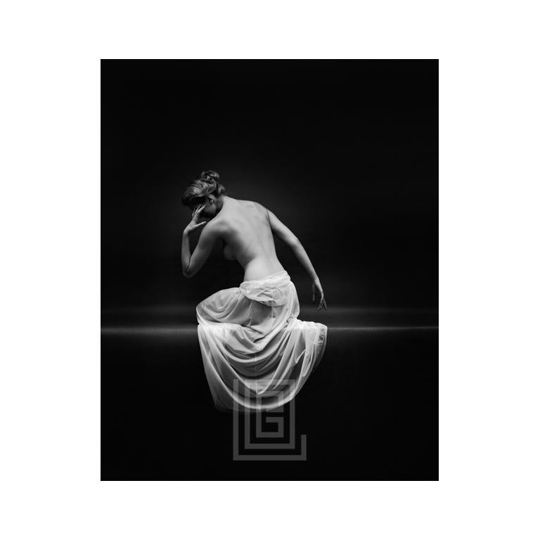 Mark Shaw Black and White Photograph – Nudefarbener Vanity Fair-Rückenstuhl, um 1955