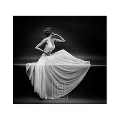 Abito trasparente di Vanity Fair con braccio sinistro alzato, circa 1955
