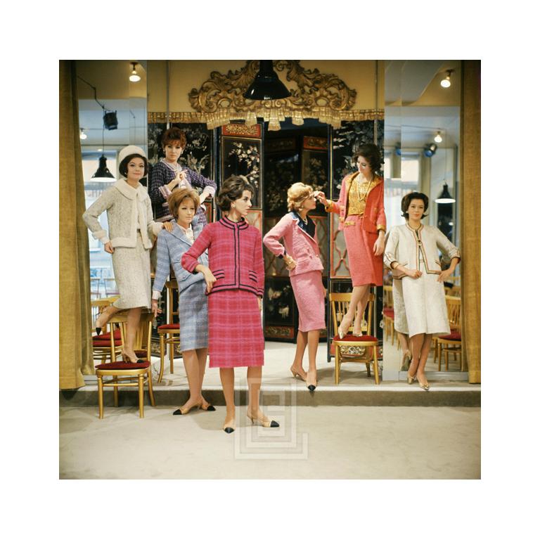 Color Photograph de Mark Shaw - Vera Valdez y modelos en el Salón Chanel, 1961