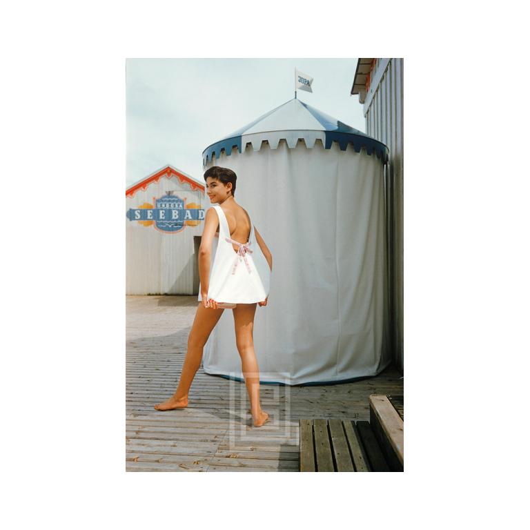 Mark Shaw Figurative Photograph – Weißer weißer Badeanzug von Becker am österreichischen Strand, 1956