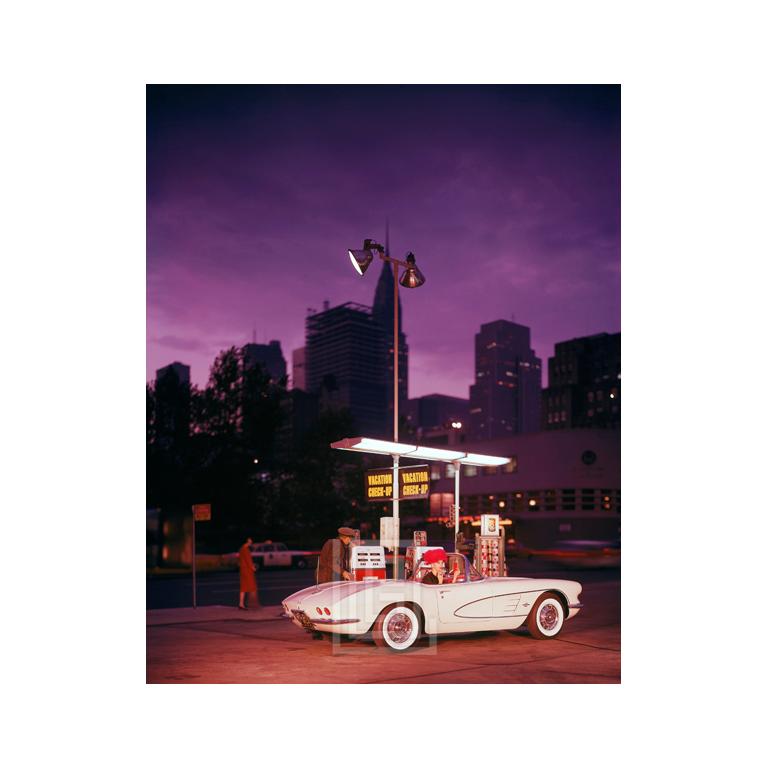 Mark Shaw Color Photograph – Weiße Corvette in Gasstation in Weiß, Nacht, um 1960