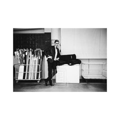 Yves St. Laurent mit Stoffbügeln, 1960
