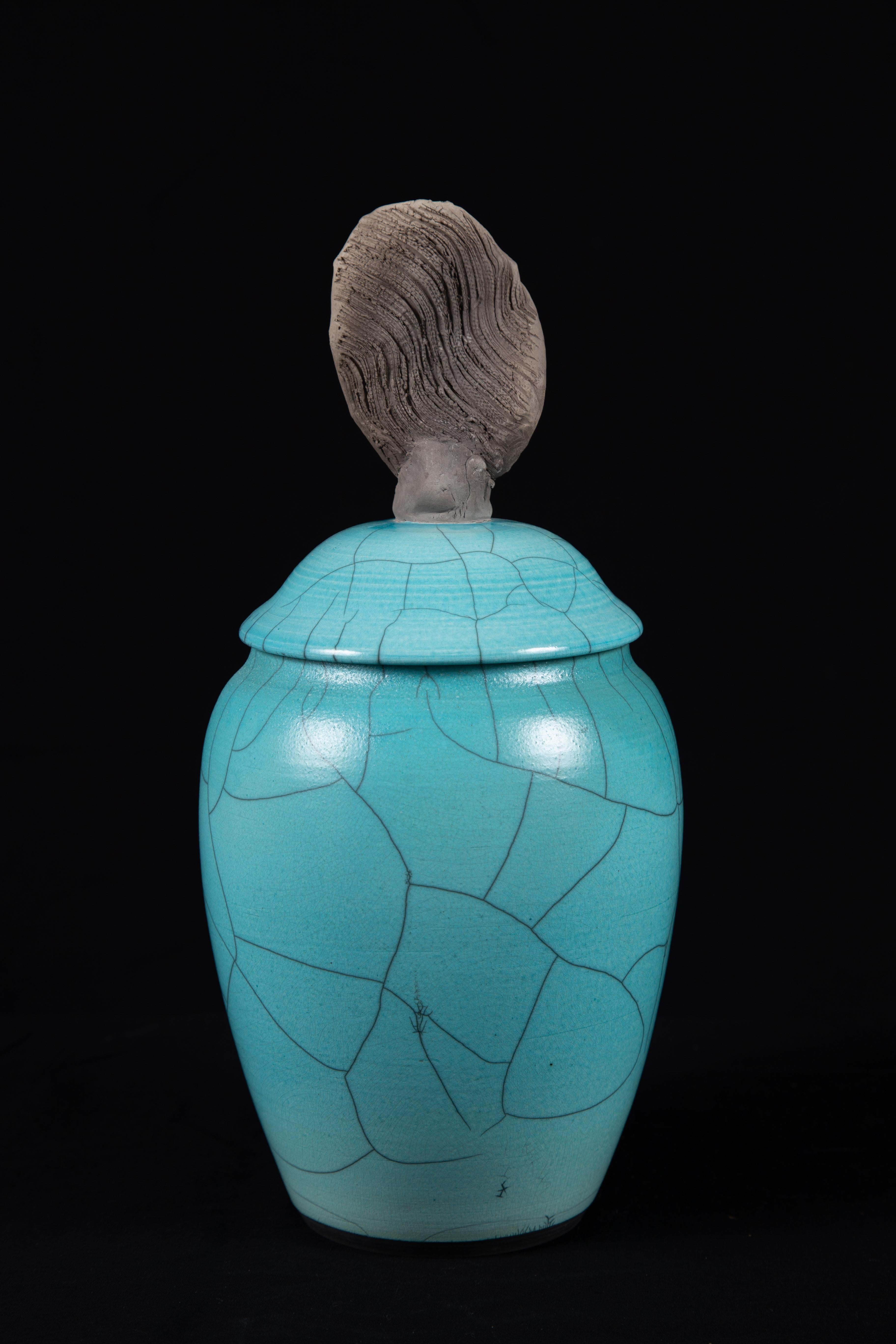 Abalone, Raku-Keramik-Töpferwaren mit türkisfarbenem Deckel, Western Art (Amerikanische Moderne), Sculpture, von Mark Sherman