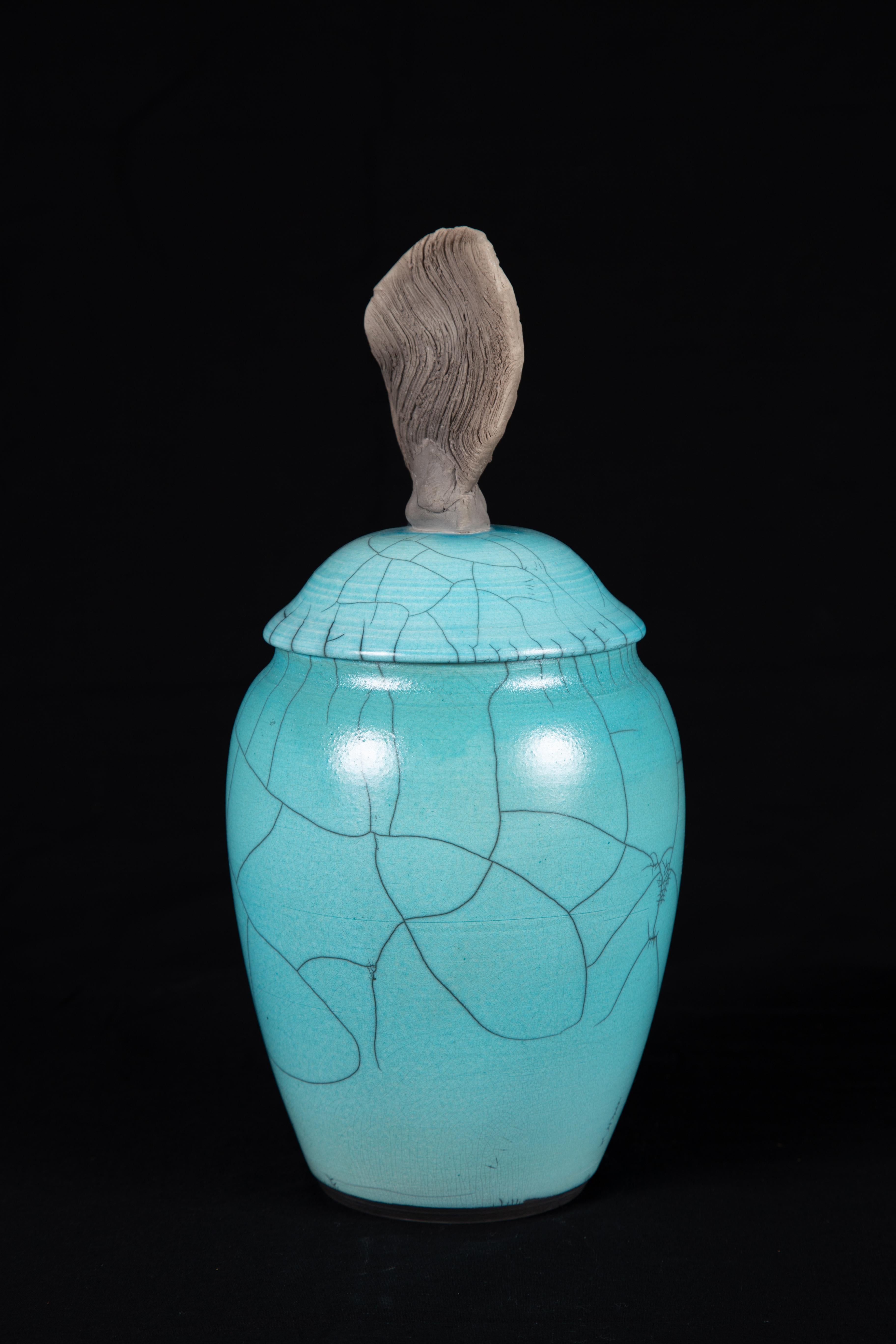 Abalone, Raku-Keramik-Töpferwaren mit türkisfarbenem Deckel, Western Art (Schwarz), Still-Life Sculpture, von Mark Sherman
