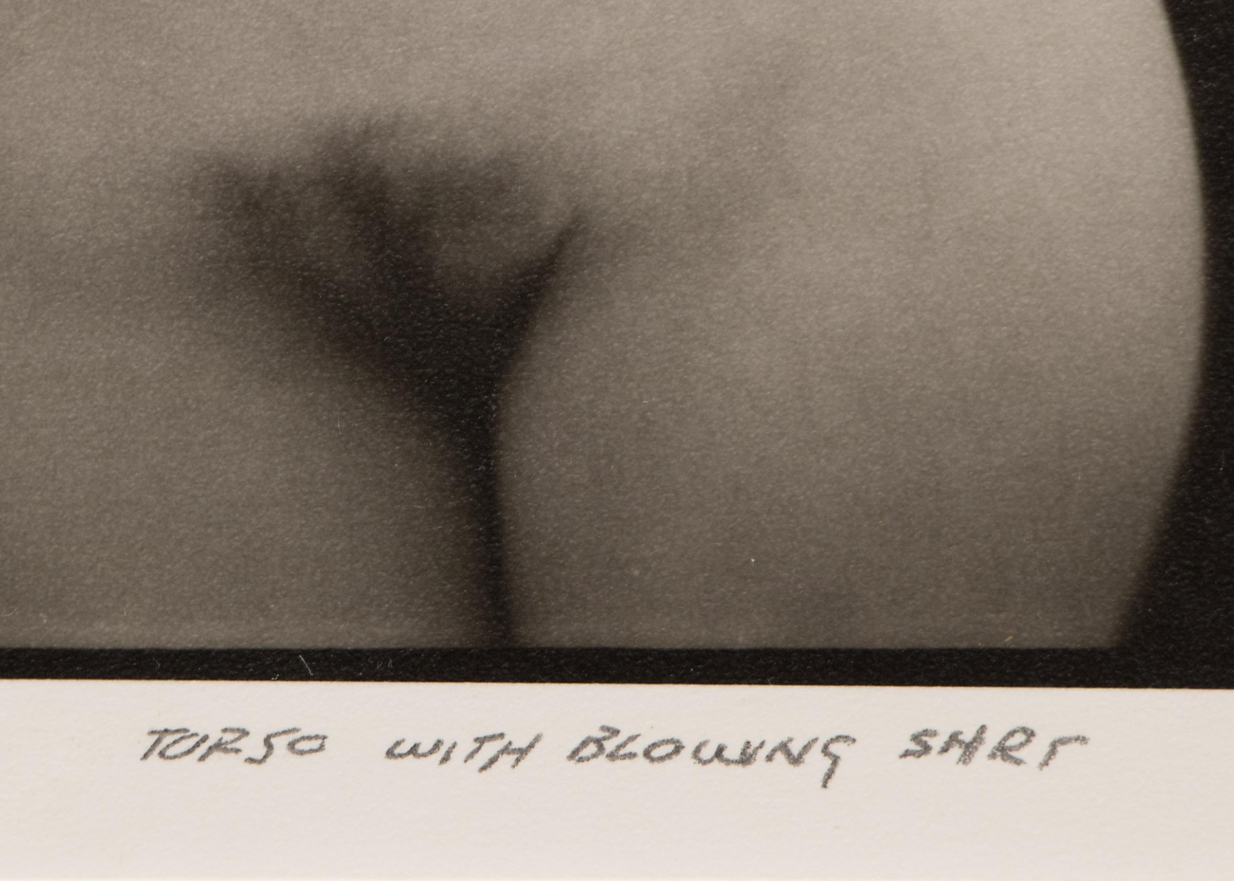 Bleistift signierte Aktfotografie des Torso mit mundgeblasenem Hemd, Mark Sink Foto, 1980er Jahre im Angebot 3