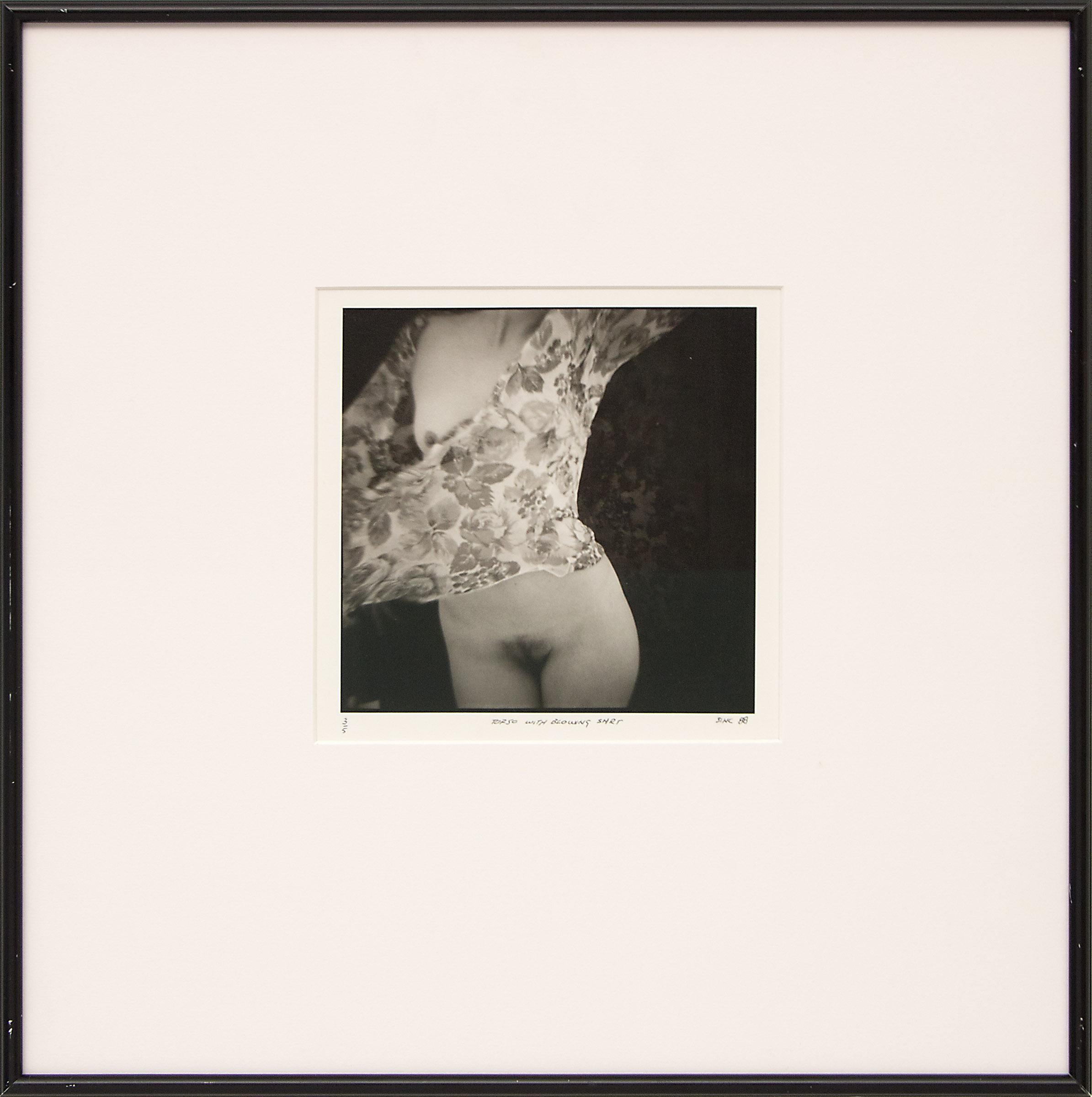 Aktfotografie mit dem Titel "Torso mit wehendem Hemd (3/5)", signiert und datiert vom zeitgenössischen Künstler Mark Sink (geb. 1958), aufgenommen 1988. Ausgestellt als Teil von "Twelve Nudes and a Gargoyle" in der Willoughby Sharp Galerie in NYC