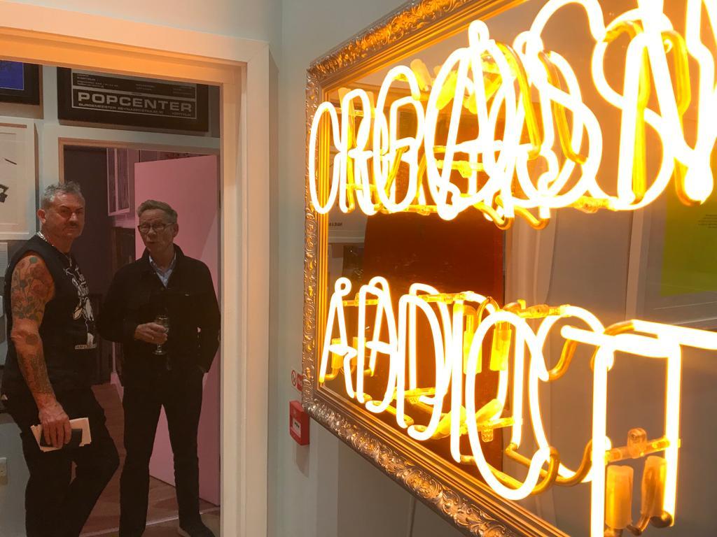 neon light mirror