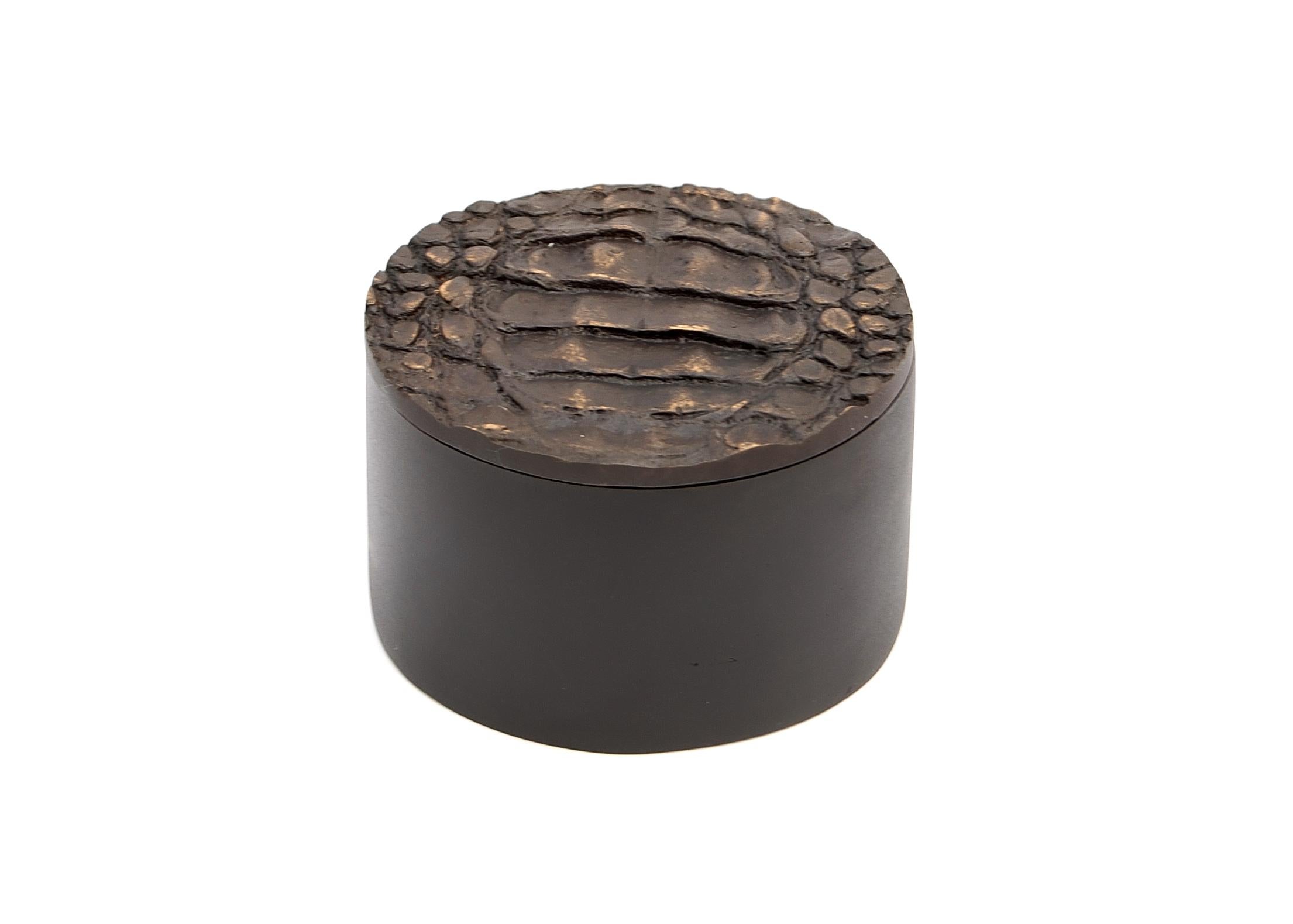 Mark small box by Fakasaka Design
Dimensions: W 10 cm D 10 cm H 6.5 cm.
Materials: black/brown bronze.
Also available in polished bronze. 

 FAKASAKA is a design company focused on production of high-end furniture, lighting, decorative objects,