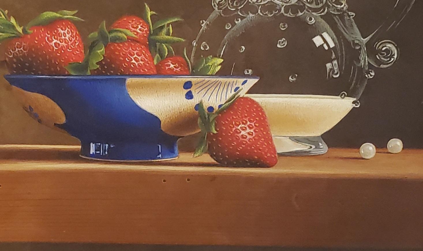 Strawberries and Cream von dem realistischen Maler Mark Thompson ist 9,5 x 7,5 Zoll groß. Es ist mit Eitempera gemalt, die in der Kunstwelt Jahrhunderte alt ist. Beachten Sie die Spiegelungen im Gemälde. Es sieht aus wie ein 3D-Bild oder eine