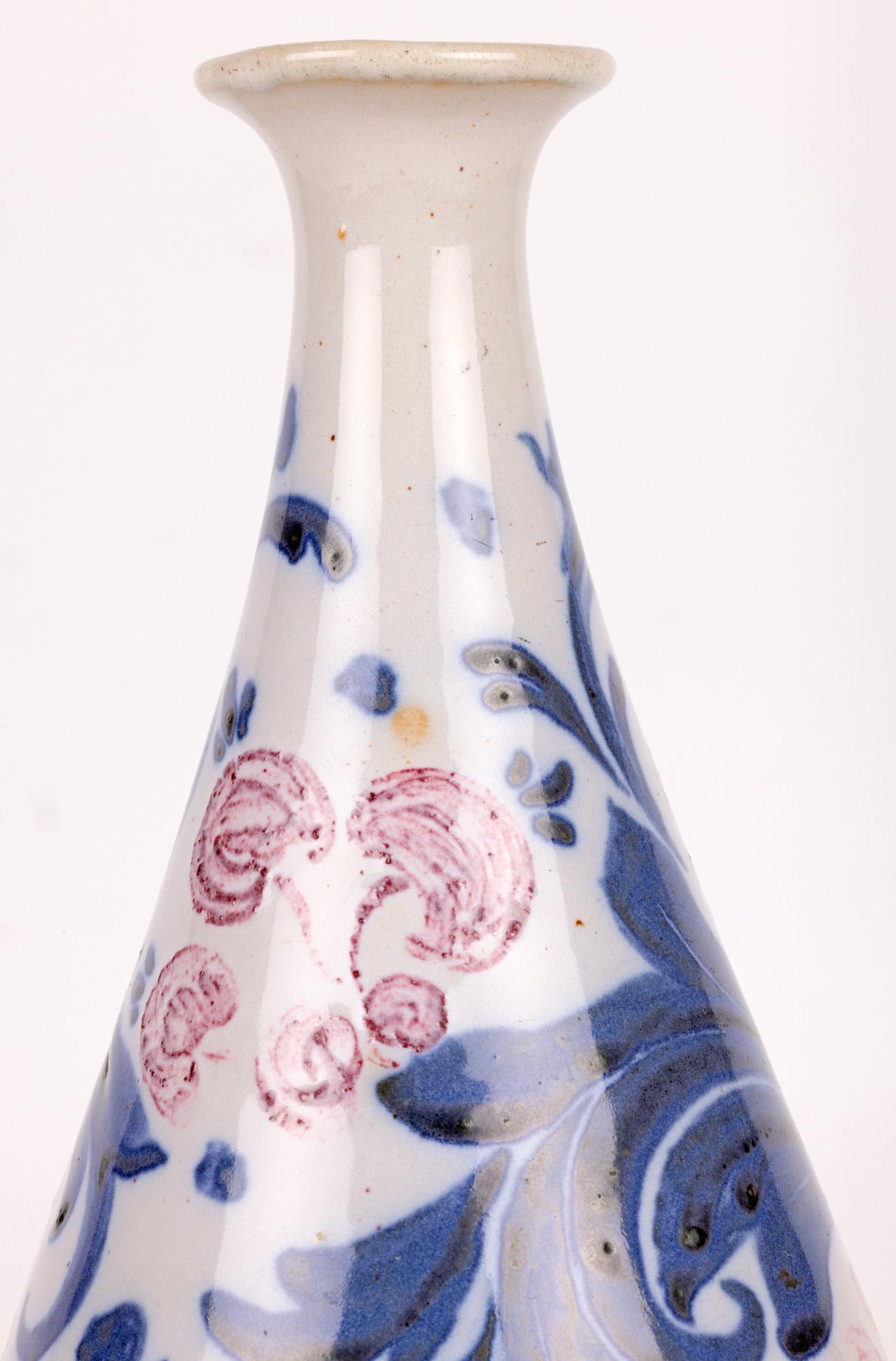 Un vase très élégant et inhabituel de la poterie Lambeth Art Nouveau Doulton, décoré d'une feuille abstraite et de baies fructifères en relief par le célèbre modeleur, designer et décorateur Mark V Marshall et daté de 1904. Le vase en grès a la