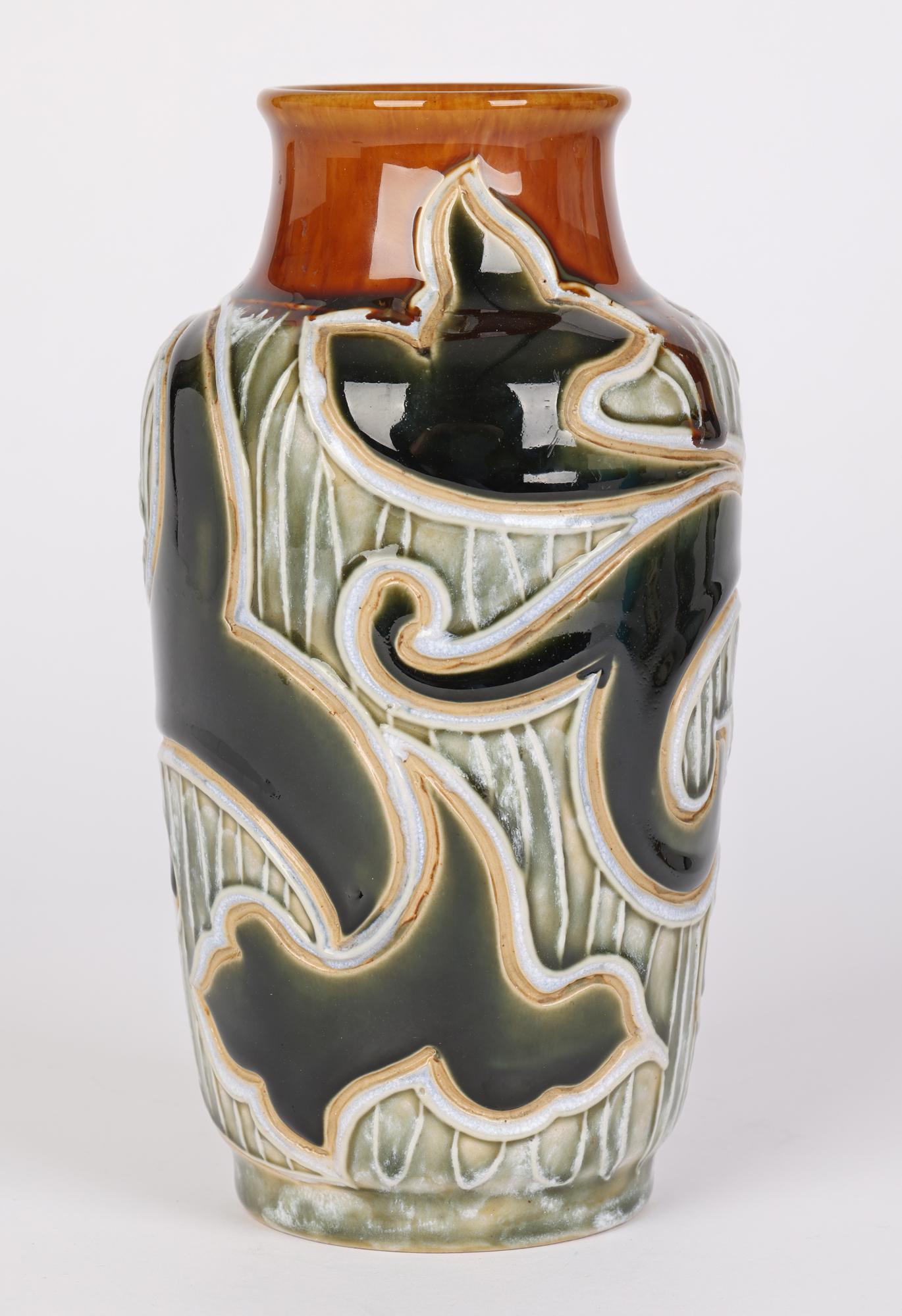 Vase Art Nouveau abstrait en forme de feuille Mark V Marshall Doulton Lambeth en vente 4