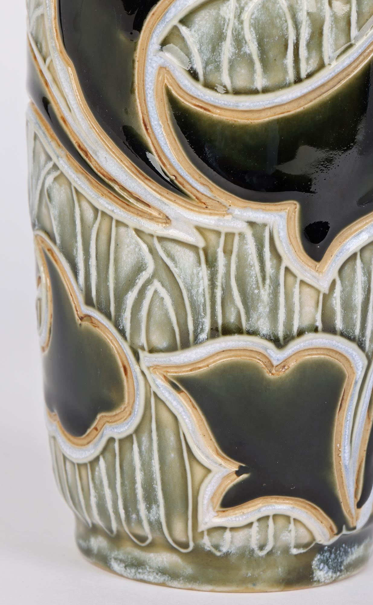 Art nouveau Vase Art Nouveau abstrait en forme de feuille Mark V Marshall Doulton Lambeth en vente