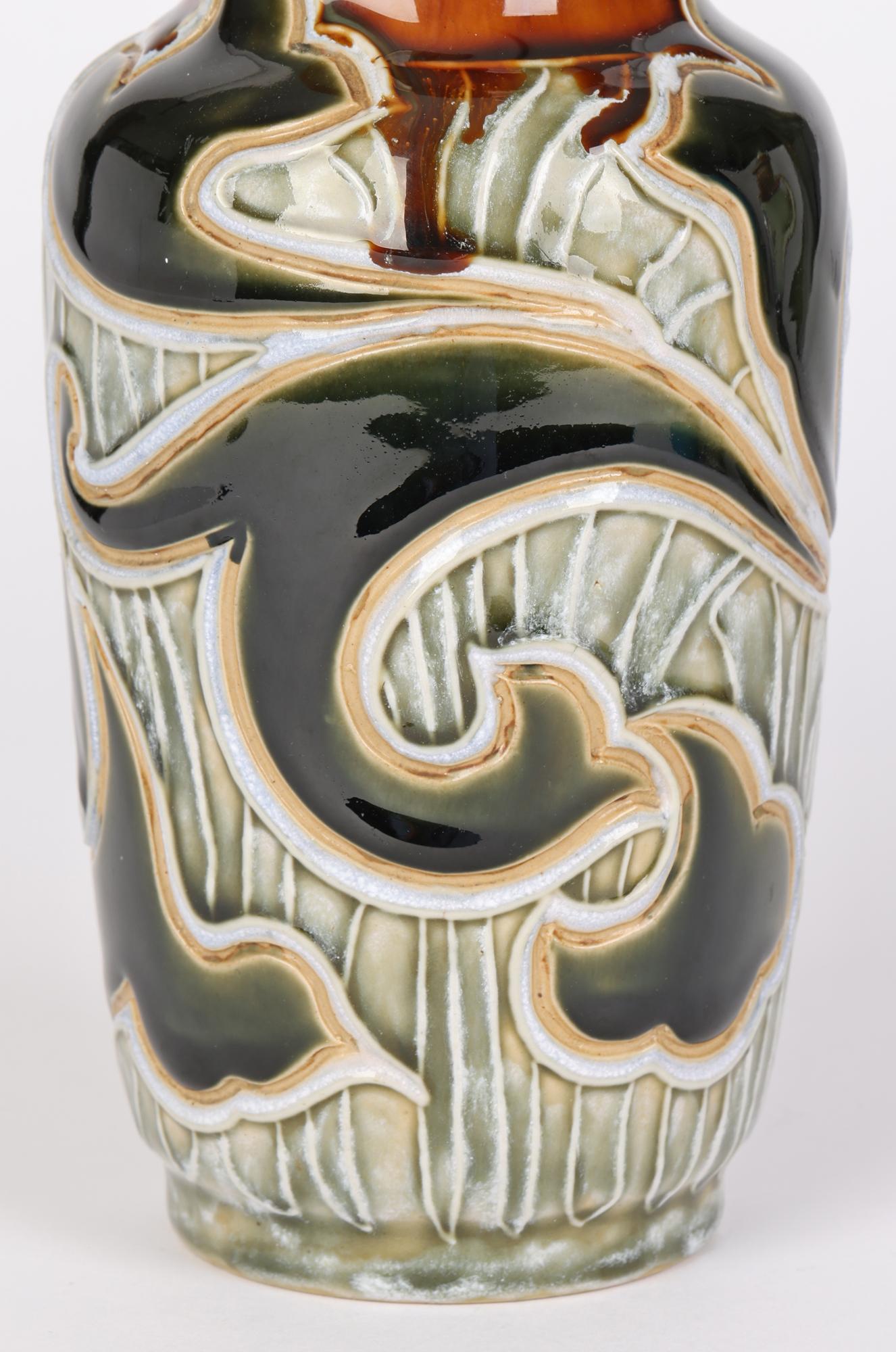 Anglais Vase Art Nouveau abstrait en forme de feuille Mark V Marshall Doulton Lambeth en vente