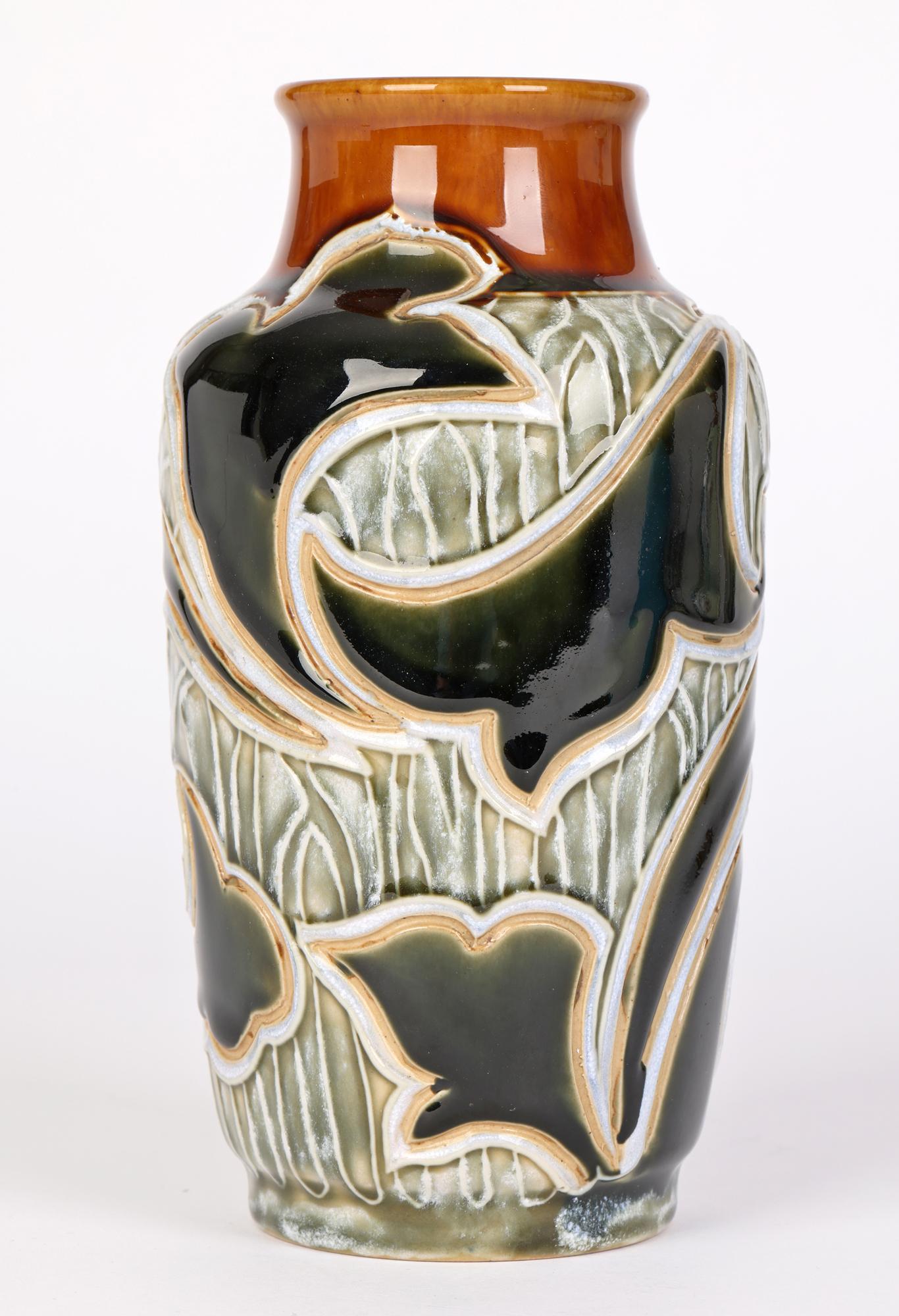 Peint à la main Vase Art Nouveau abstrait en forme de feuille Mark V Marshall Doulton Lambeth en vente