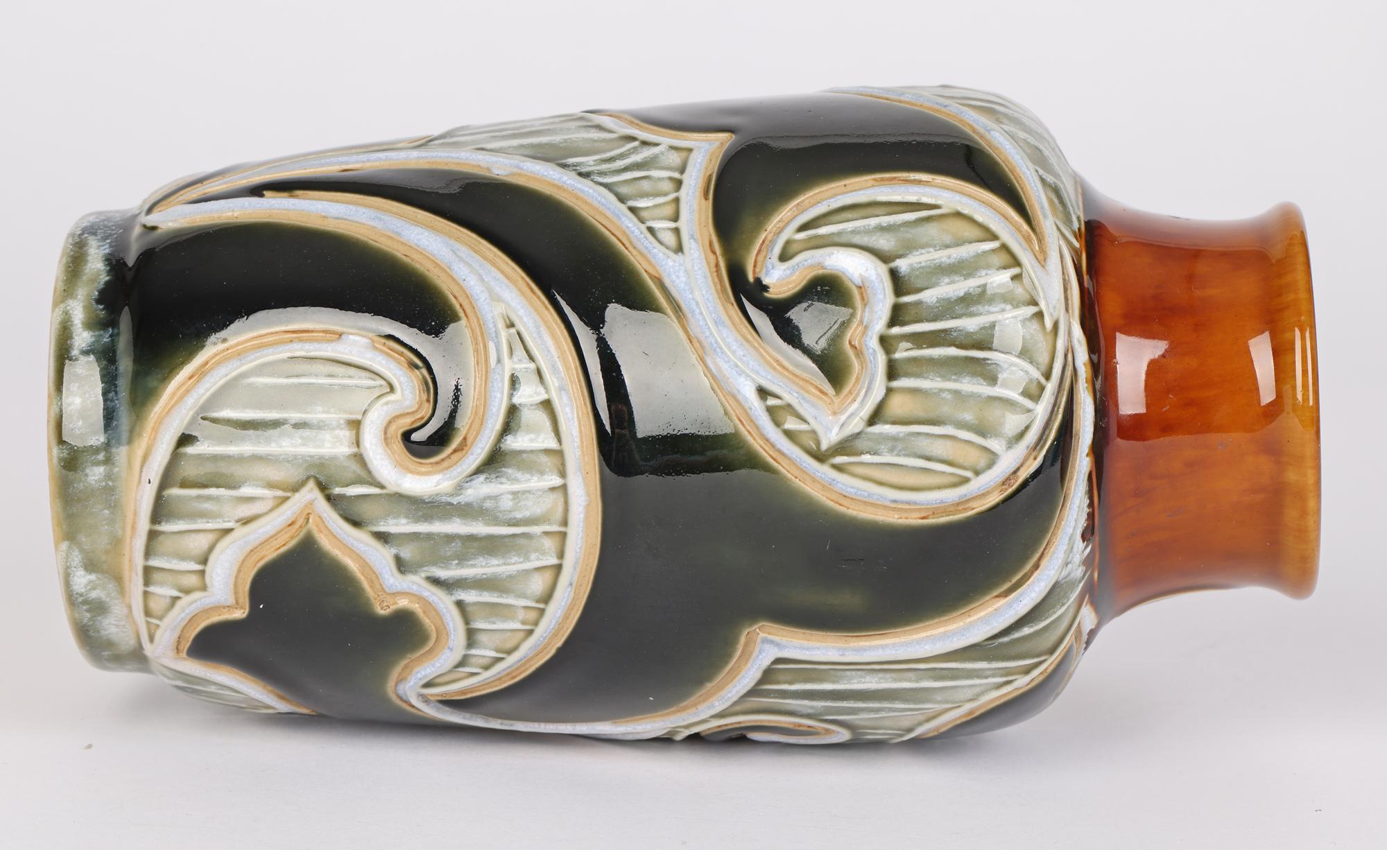 Vase Art Nouveau abstrait en forme de feuille Mark V Marshall Doulton Lambeth en vente 1