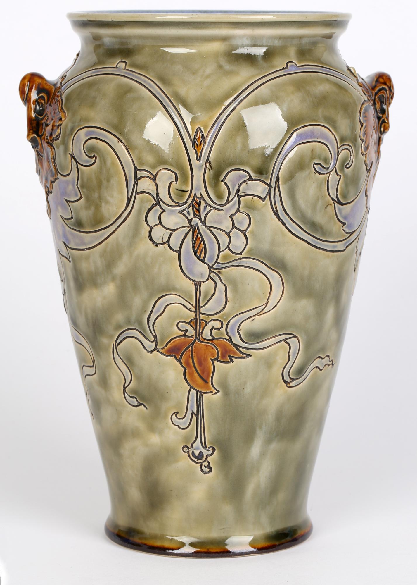 Art nouveau Mark V Marshall Doulton Lambeth - Vase masque gothique grotesque Art Nouveau en vente