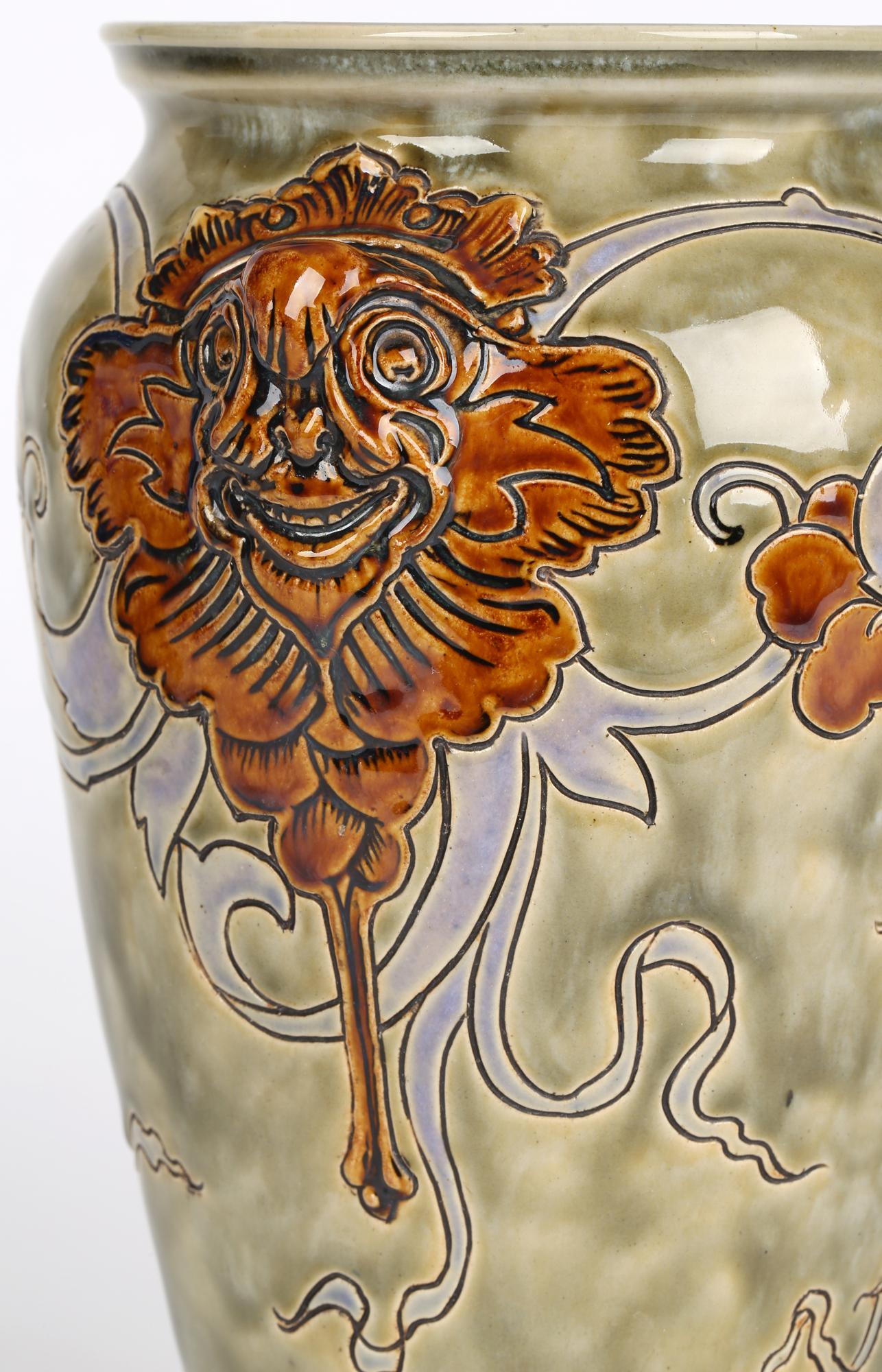 Grès Mark V Marshall Doulton Lambeth - Vase masque gothique grotesque Art Nouveau en vente