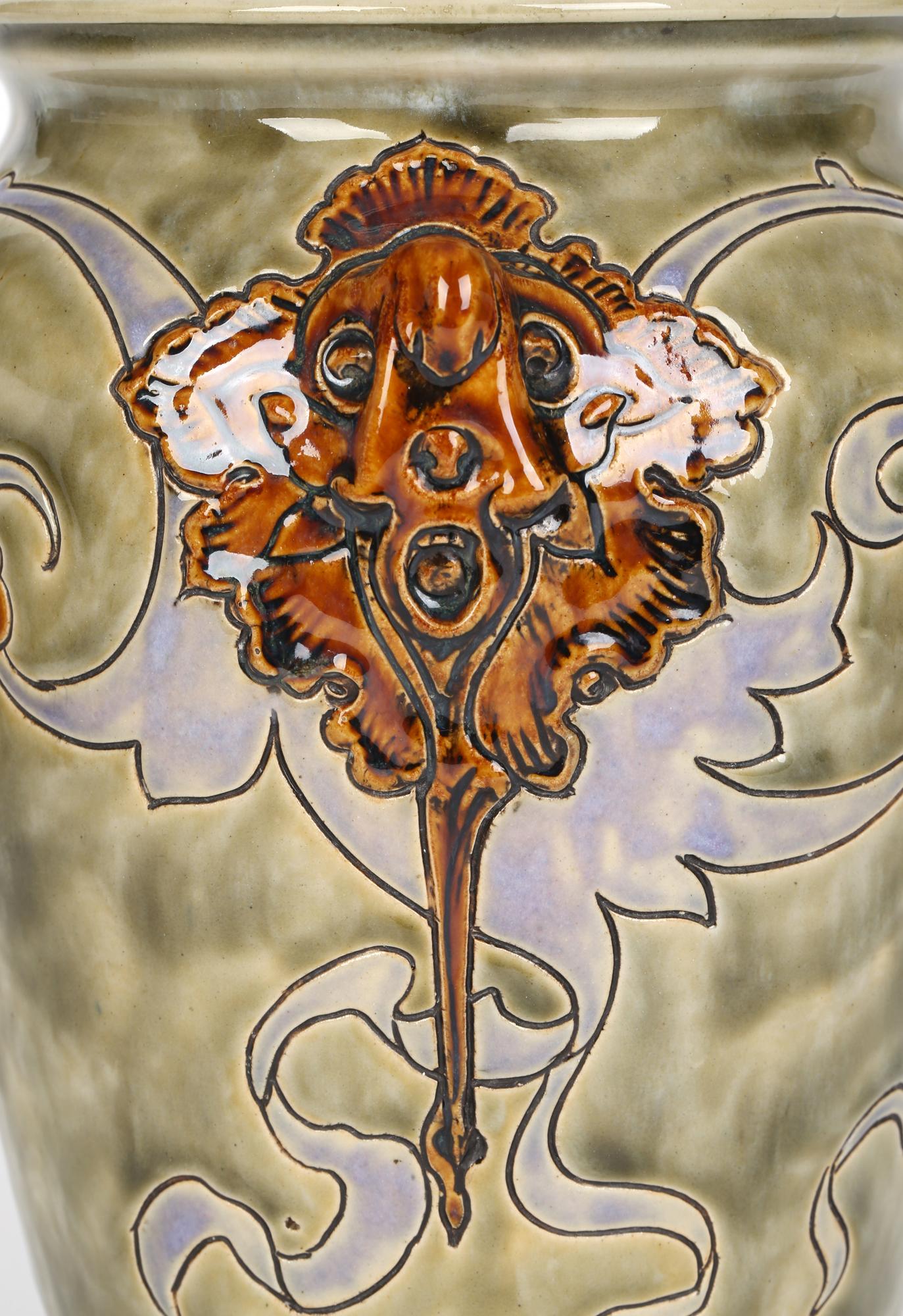 Mark V Marshall Doulton Lambeth - Vase masque gothique grotesque Art Nouveau en vente 1