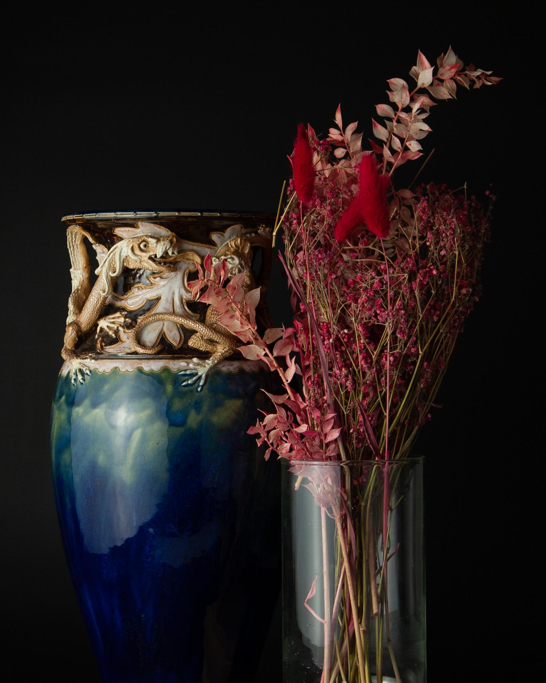 Un grand vase Lambeth de Doulton, impressionnant, réalisé vers 1885-1900 par Mark V. Marshall, assisté de Florrie Jones. 1885-1900 par Mark V. Marshall, assisté de Florrie Jones.

Le vase de Mark V. Marshall fusionne et oppose l'art gothique