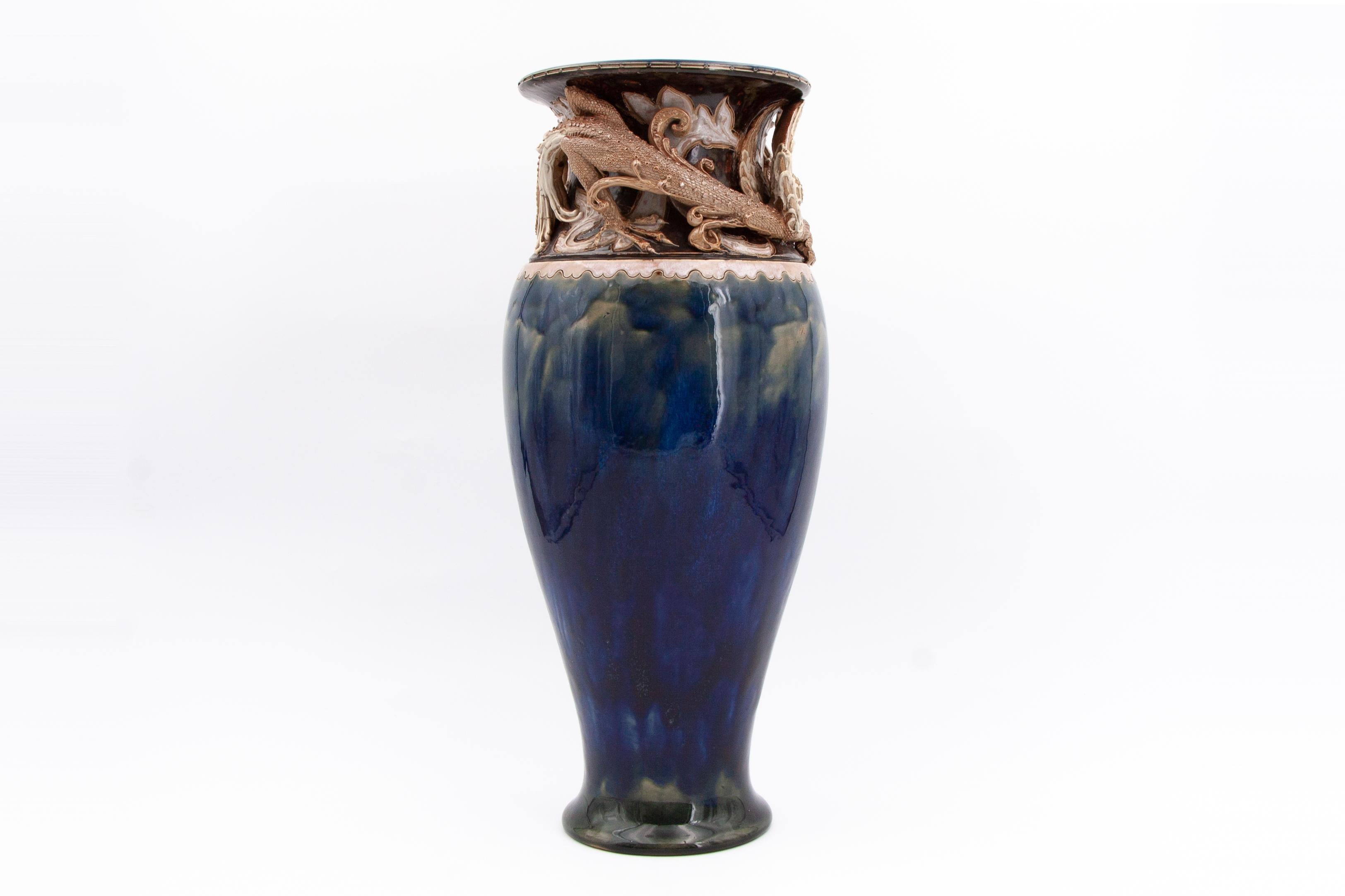 Vase Art Nouveau/Renaissance néo-gothique de Mark V. Marshall Doulton Lambeth Excellent état - En vente à Fort Lauderdale, FL