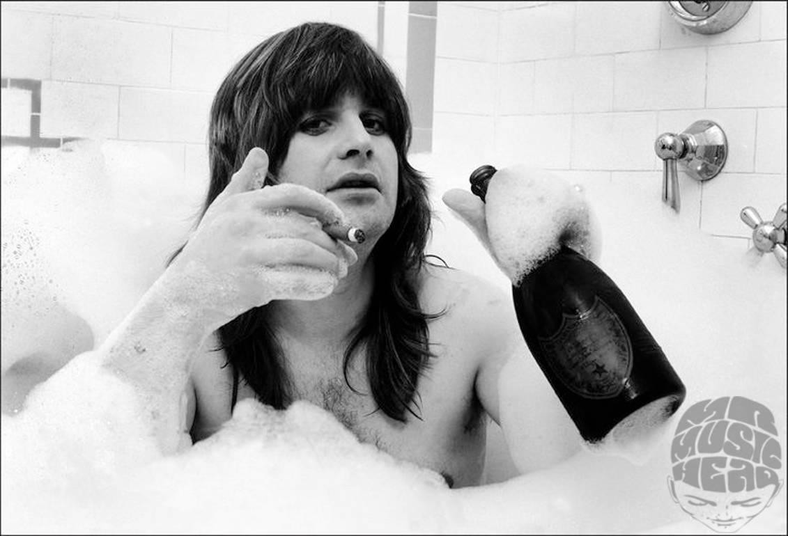 Ozzy Osbourne de Black Sabbath dégustant un cigare et du champagne dans sa baignoire.

30 x 40 pouces
Édition ouverte
Signé à la main par le photographe. 

