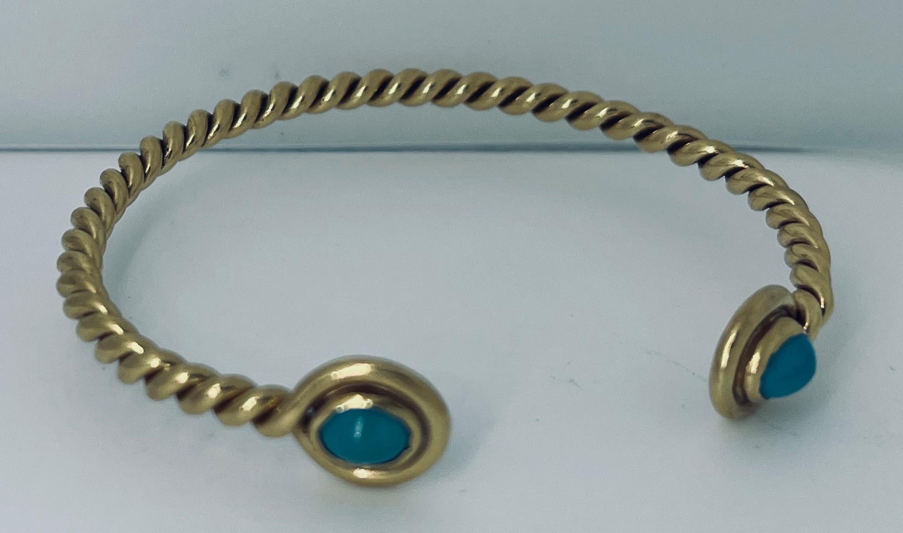 Bracelet en or 18ct et turquoise, circa 1970, 15.3 grammes, 5cm de diamètre, 16cm de circonférence du bracelet, 2cm d'ouverture, 3.5mm d'épaisseur de fil torsadé, pierres de 4.5mm x 6mm. Sans marque, fabriqué en Italie. Poinçon : 18ct. Prix :
