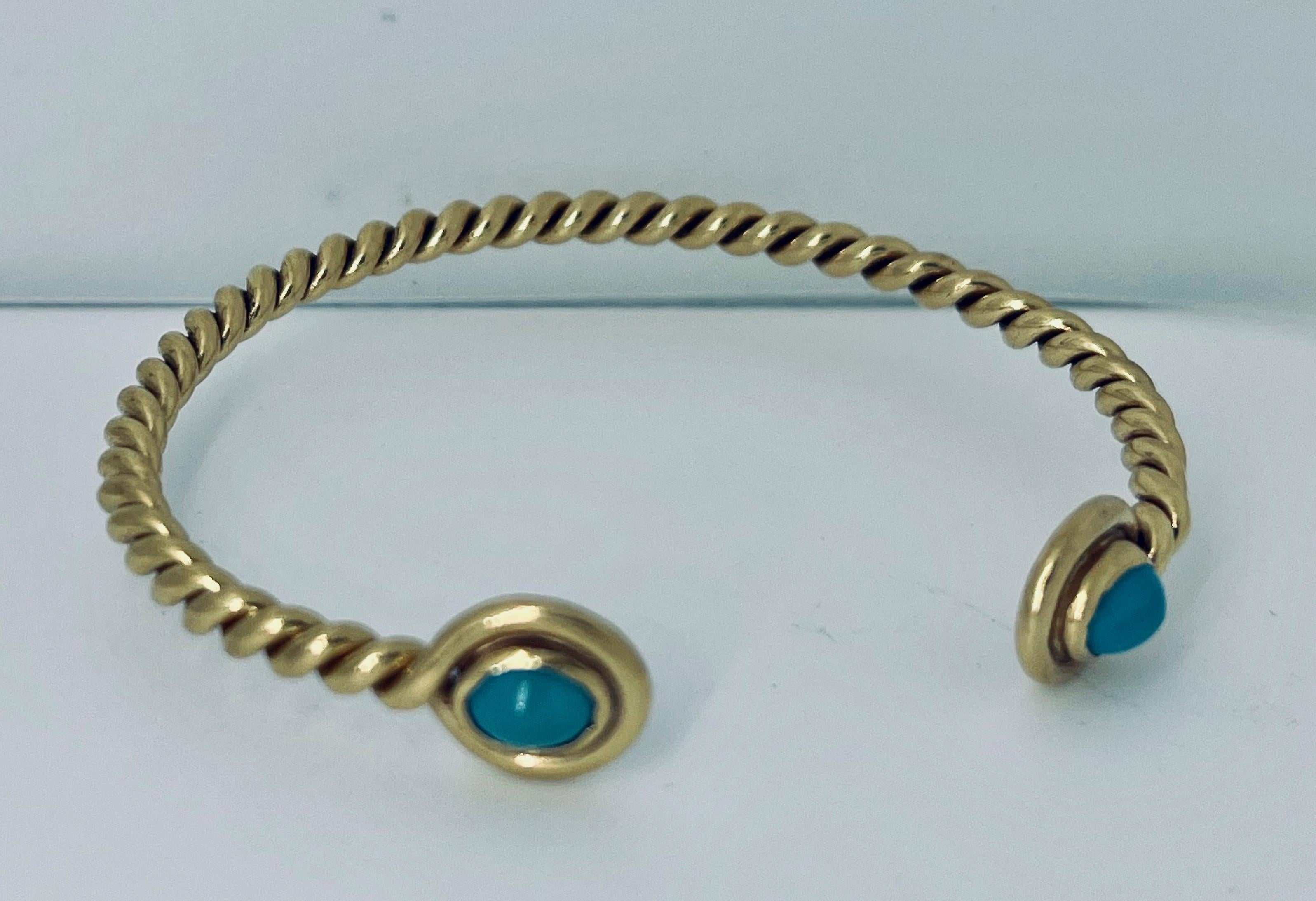 Taille ovale Bracelet jonc en or 18 carats et turquoise, 16 cm de circonférence, vers 1970 en vente