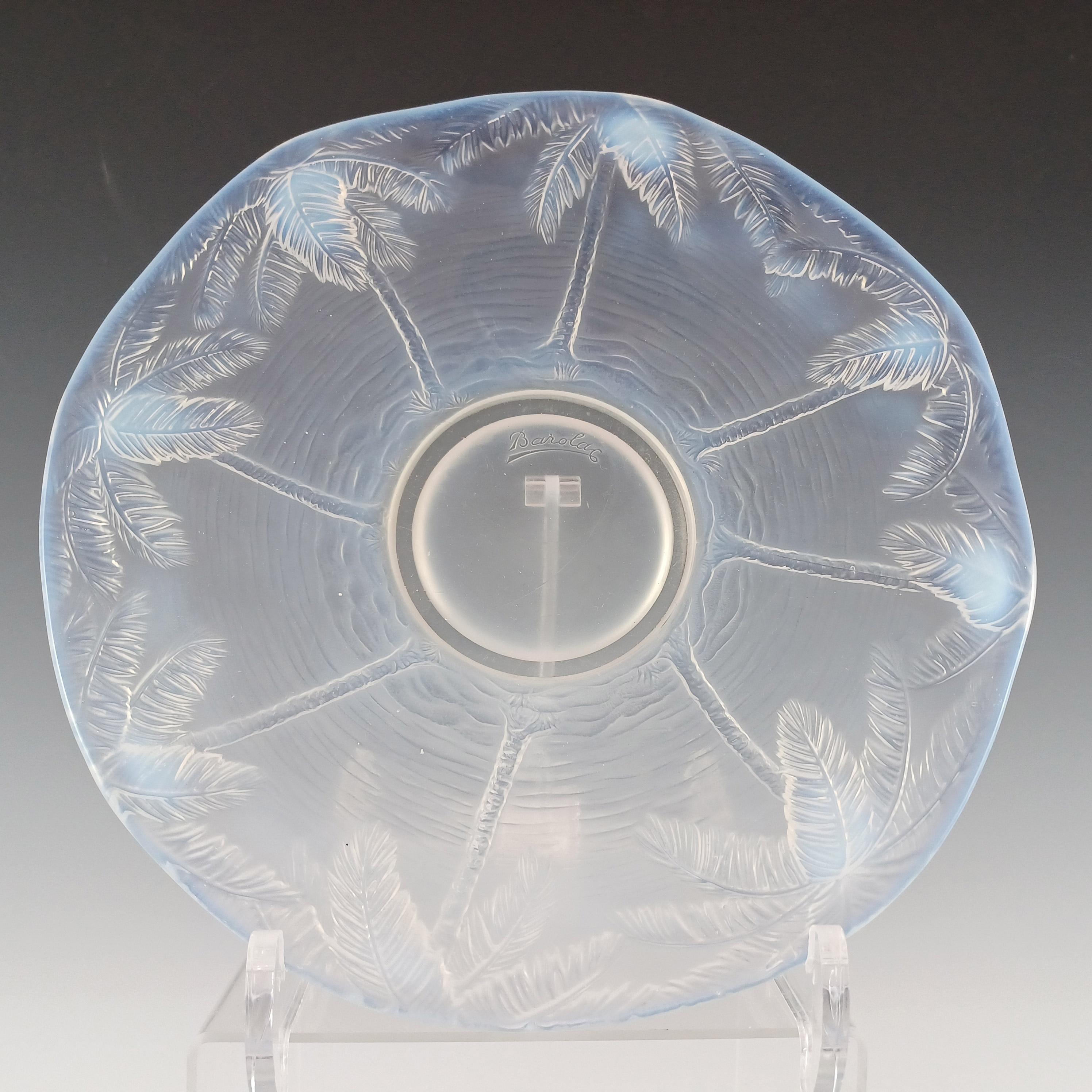 Maravilloso plato/plato de cristal art decó, realizado en cristal opalino/opalescente y con un diseño de palmeras. Marcado 