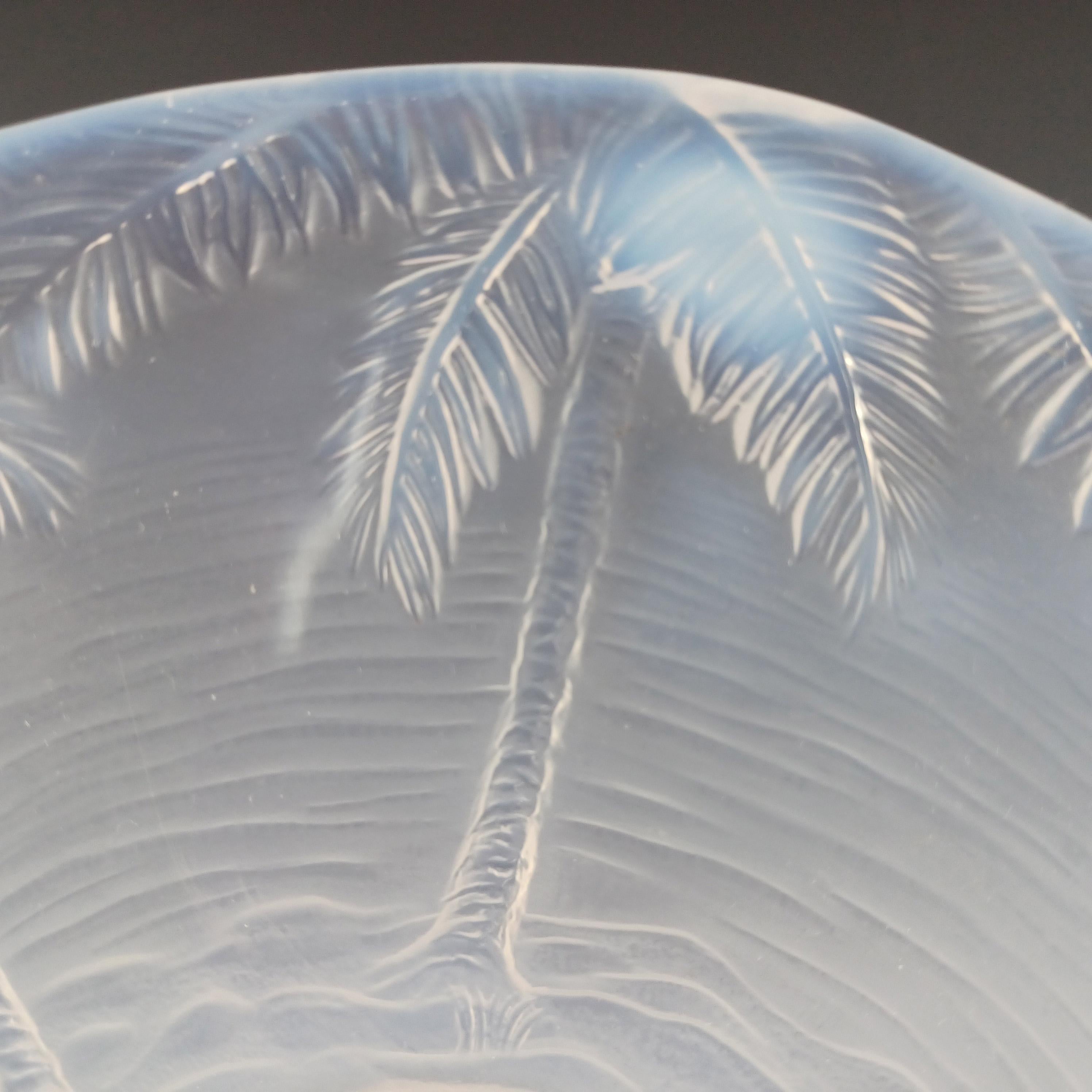 MARCADO Barolac Art Decó Opalina / Opalescente Plato de Cristal Palmeras mediados del siglo XX en venta
