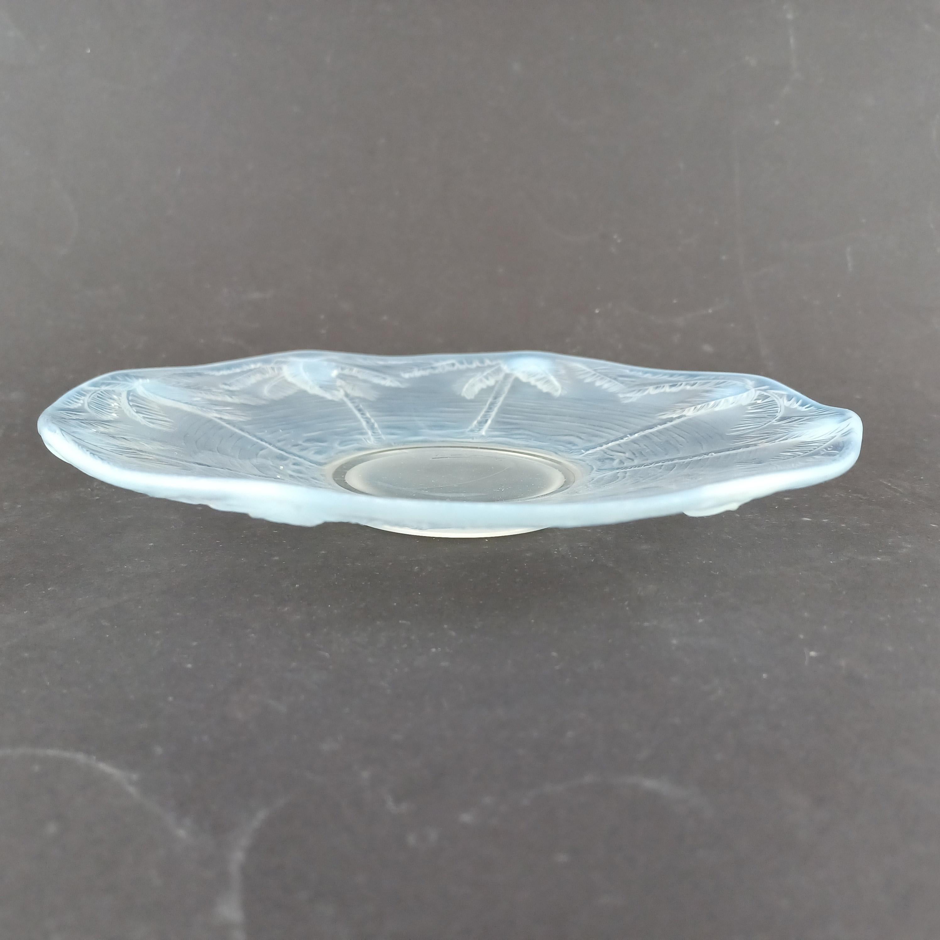 MARCADO Barolac Art Decó Opalina / Opalescente Plato de Cristal Palmeras en venta 1