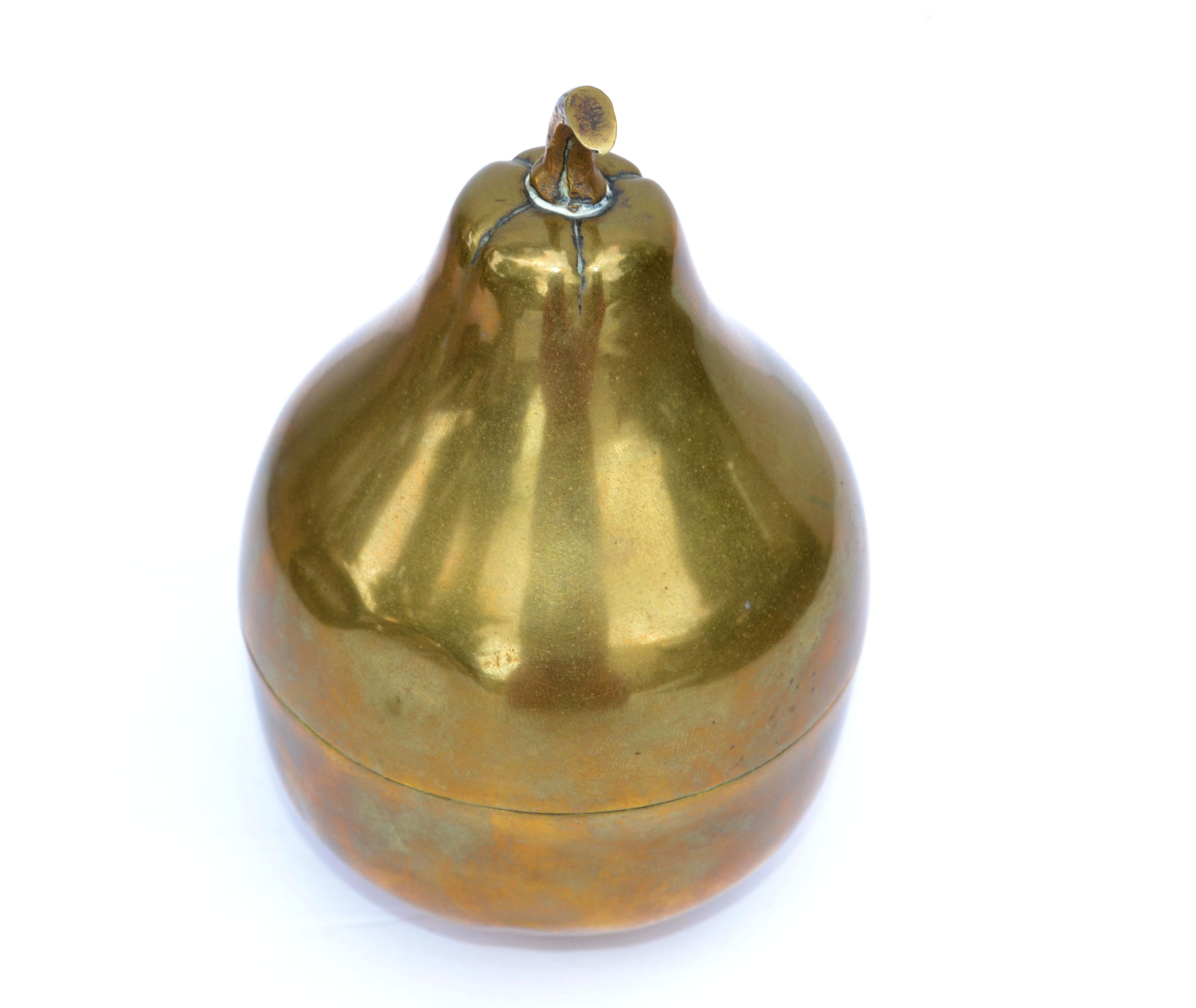 Old superb ice bucket, ice cube box or Fruit Sculpture in the form of a pear in Brass, removable lid complete with naturalistic leaves and stalk.
The Insulation is missing and shows the silver plate in distressed look.
Marked with R.V.P. F.M. Iron