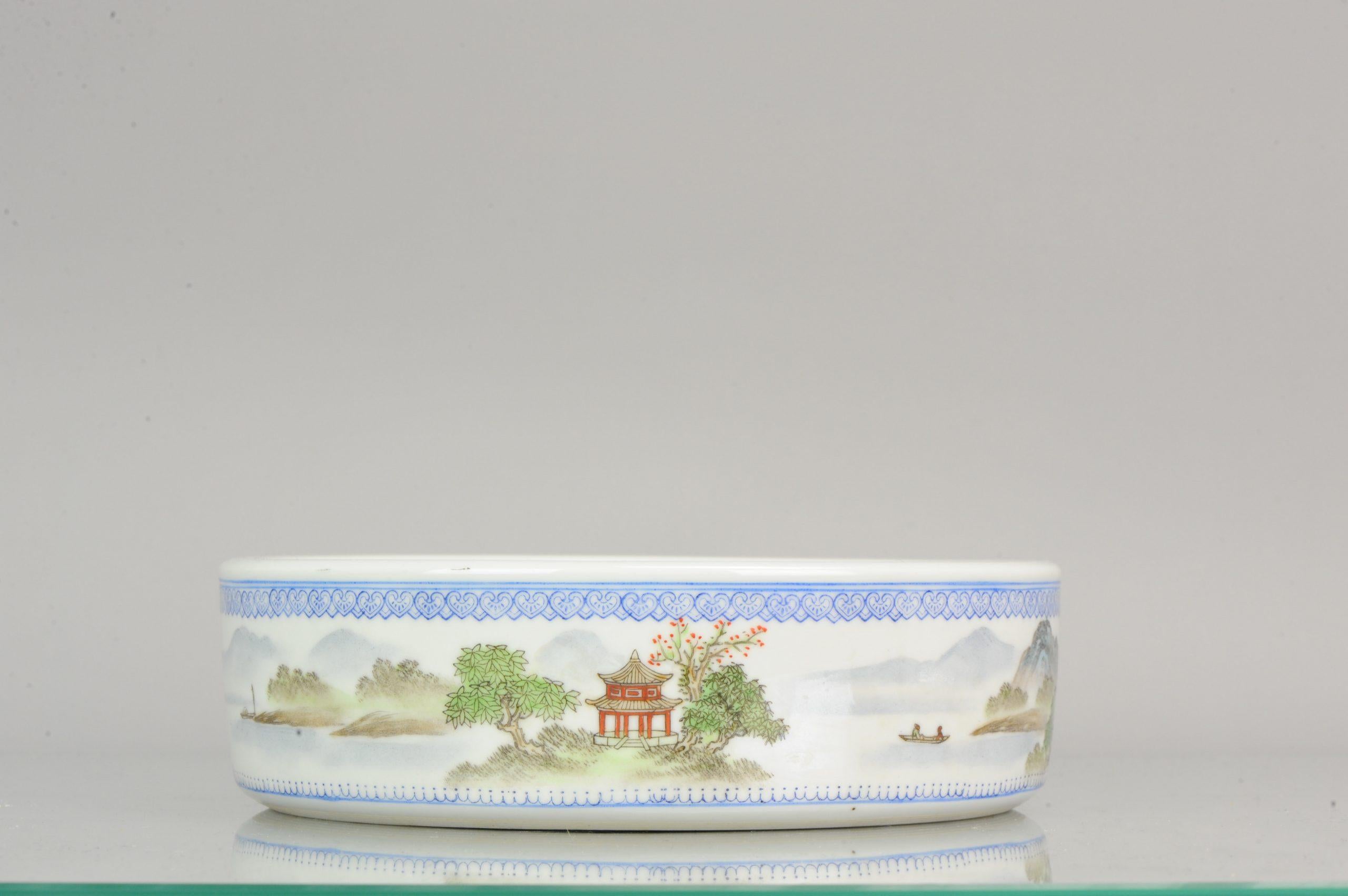 Un lavaplatos muy bien decorado con una escena de paisaje. Marcado en la base.
Estado:
Estado general; perfecto. Tamaño: Aproximadamente 218 mm
Periodo:
PRdC del siglo XX (1949-actualidad).