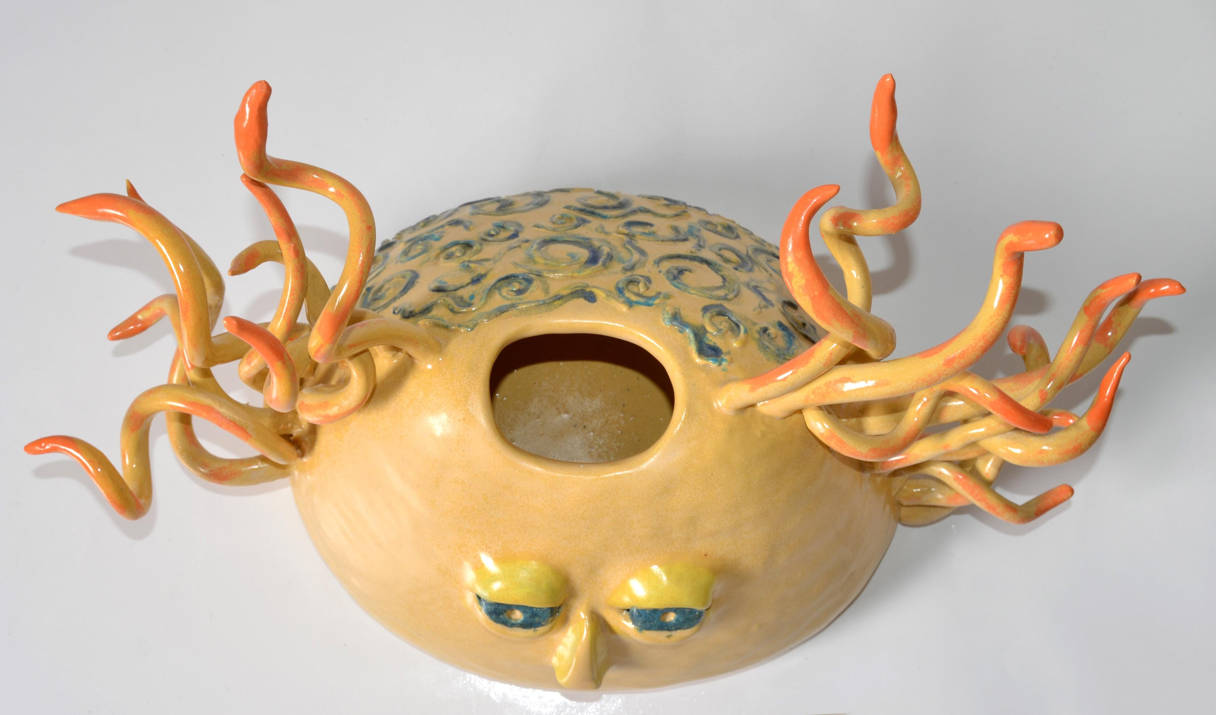Grand vase en céramique abstraite émaillée représentant un visage, signé, Amérique en vente 3