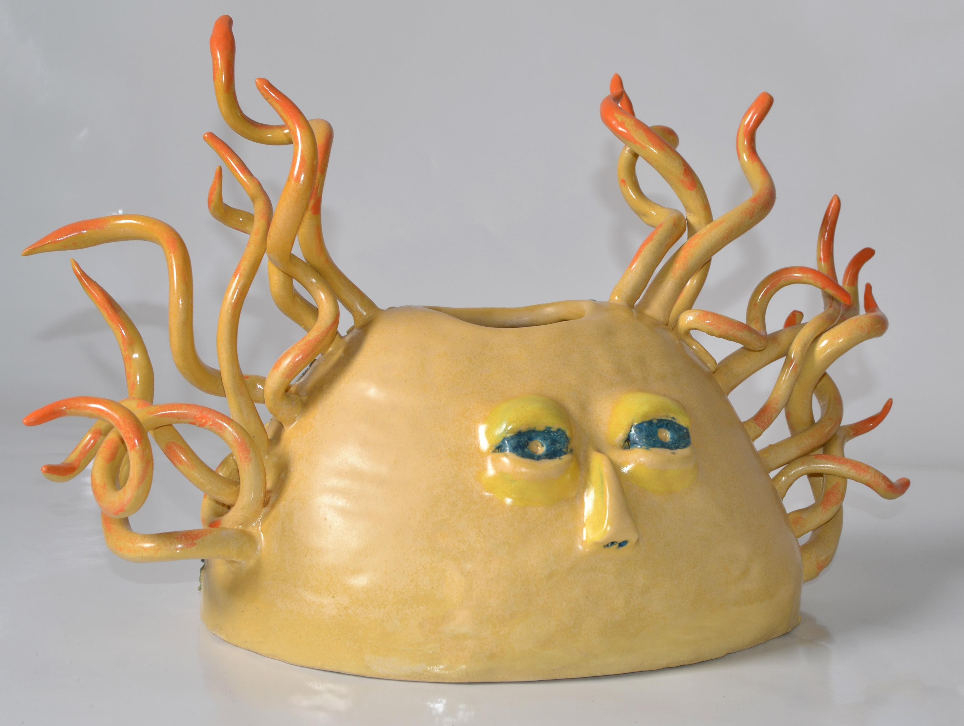 Unique en son genre signé par l'Artistics grand peint à la main Abstract Ceramic Face Sculpture Studio Piece Vase.
Poterie moderne du milieu du siècle fabriquée aux États-Unis vers 1980.
Marqué à la base sur la face arrière.
En très bon état.
