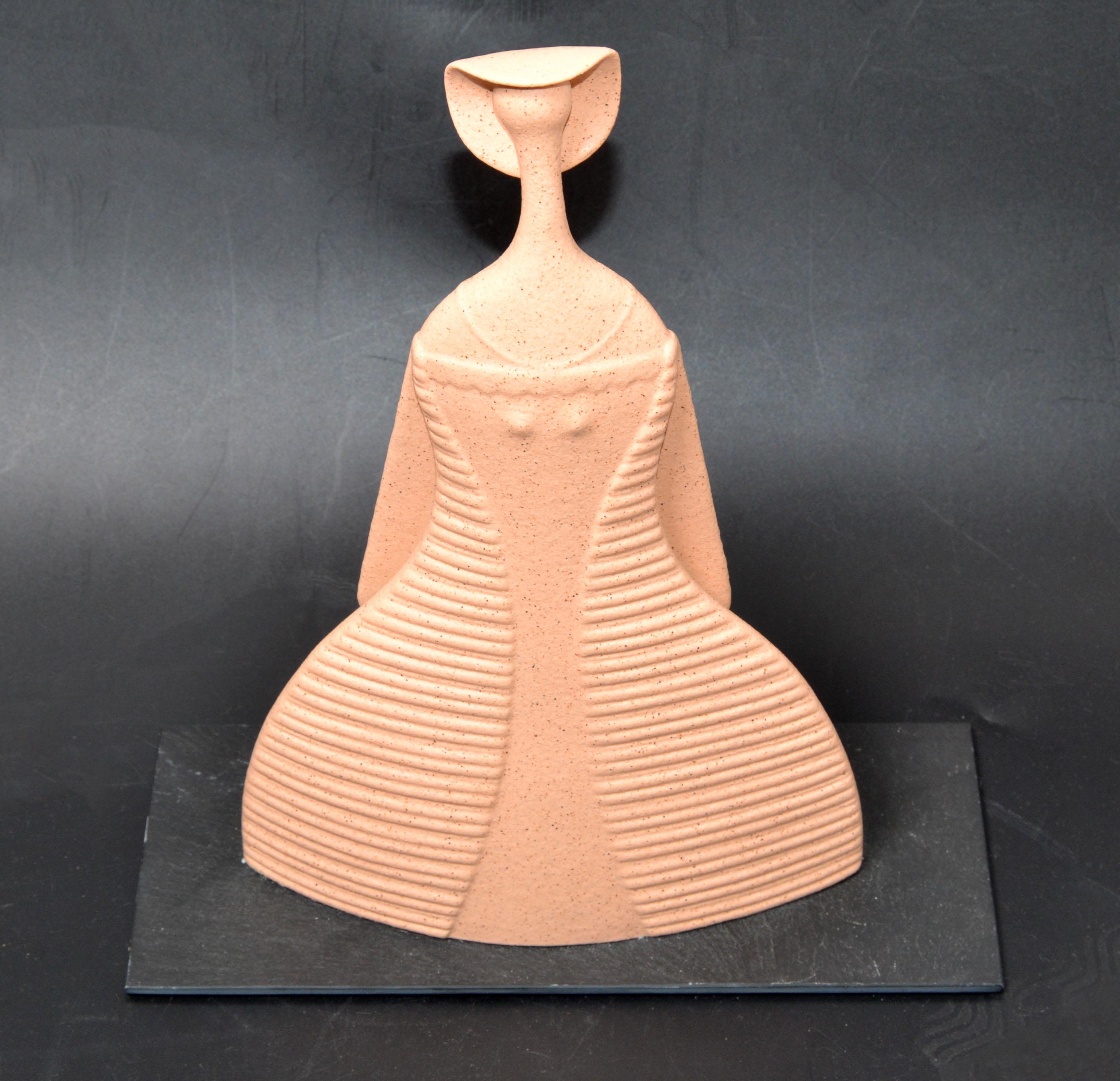 Lineasette Italy Vintage peach colored hand carved ceramic lady figurine or table sculpture Mid-Century Modern.
Figurative sculpture depicting a Lady with Hat in peach colored on black Slate Base.
Makers mark at the base of Sculpture, Made in Italy,