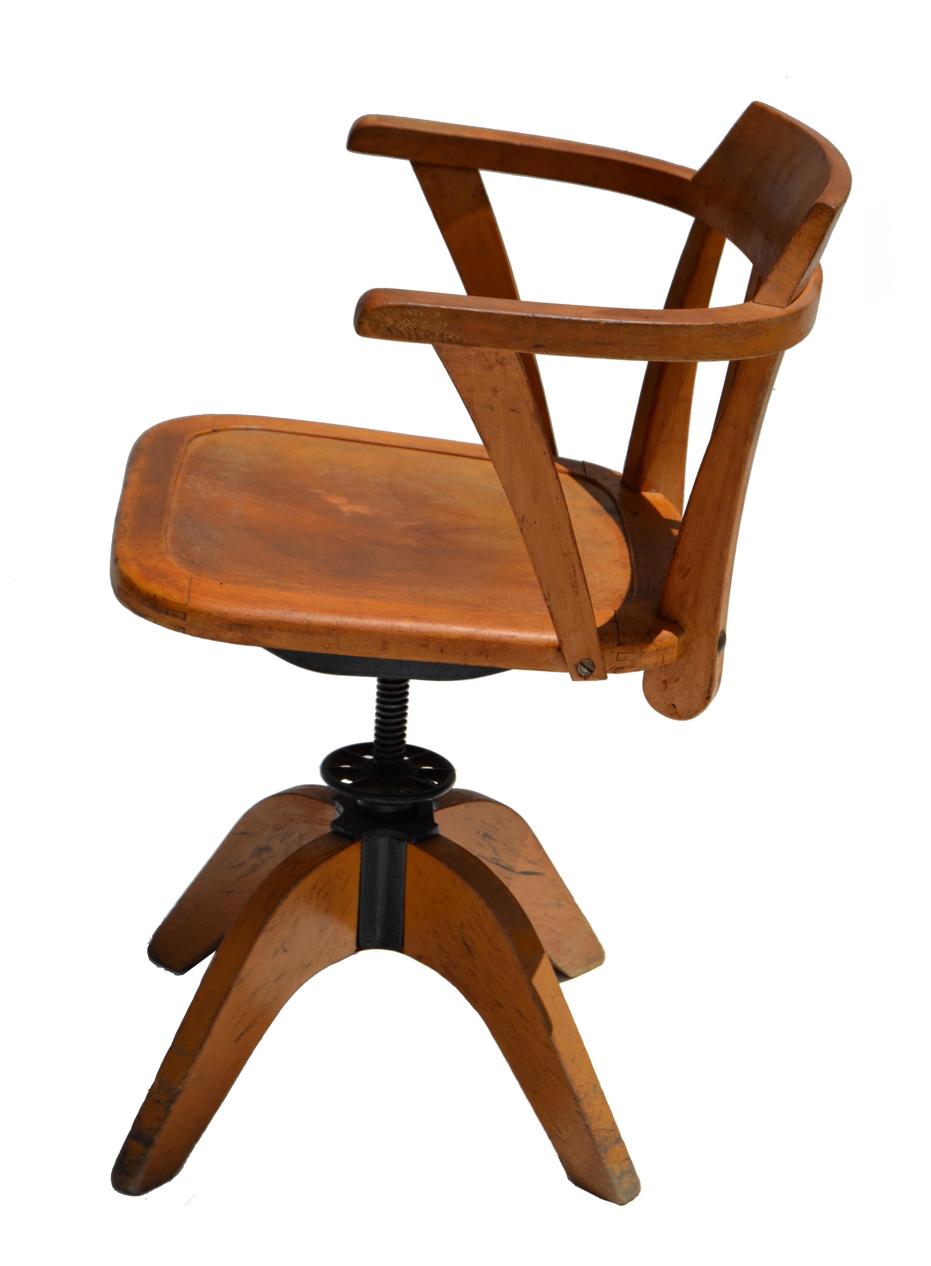 Verstellbarer Schreibtischstuhl aus markierter Stella-Eiche in Dreh- und Höhe, Eames-Ära, Frankreich 1950 (Europäisch) im Angebot