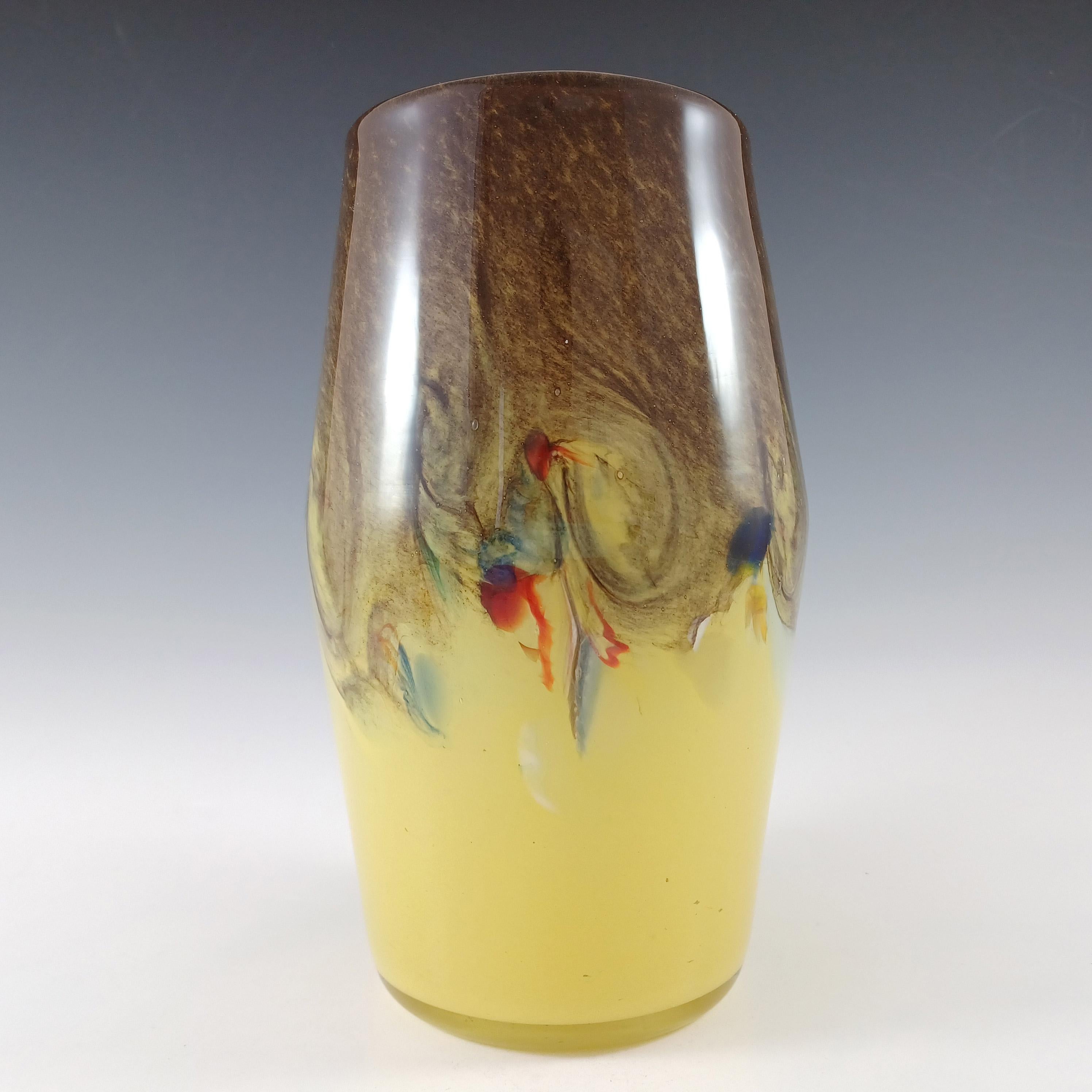 Gran jarrón británico de vidrio moteado amarillo y negro con manchas rojas y azules. Fabricado por la fábrica escocesa Strathearn en la década de 1960, marcado en la base con el logotipo del salmón saltarín. Patrón número V017.

Uno de los varios