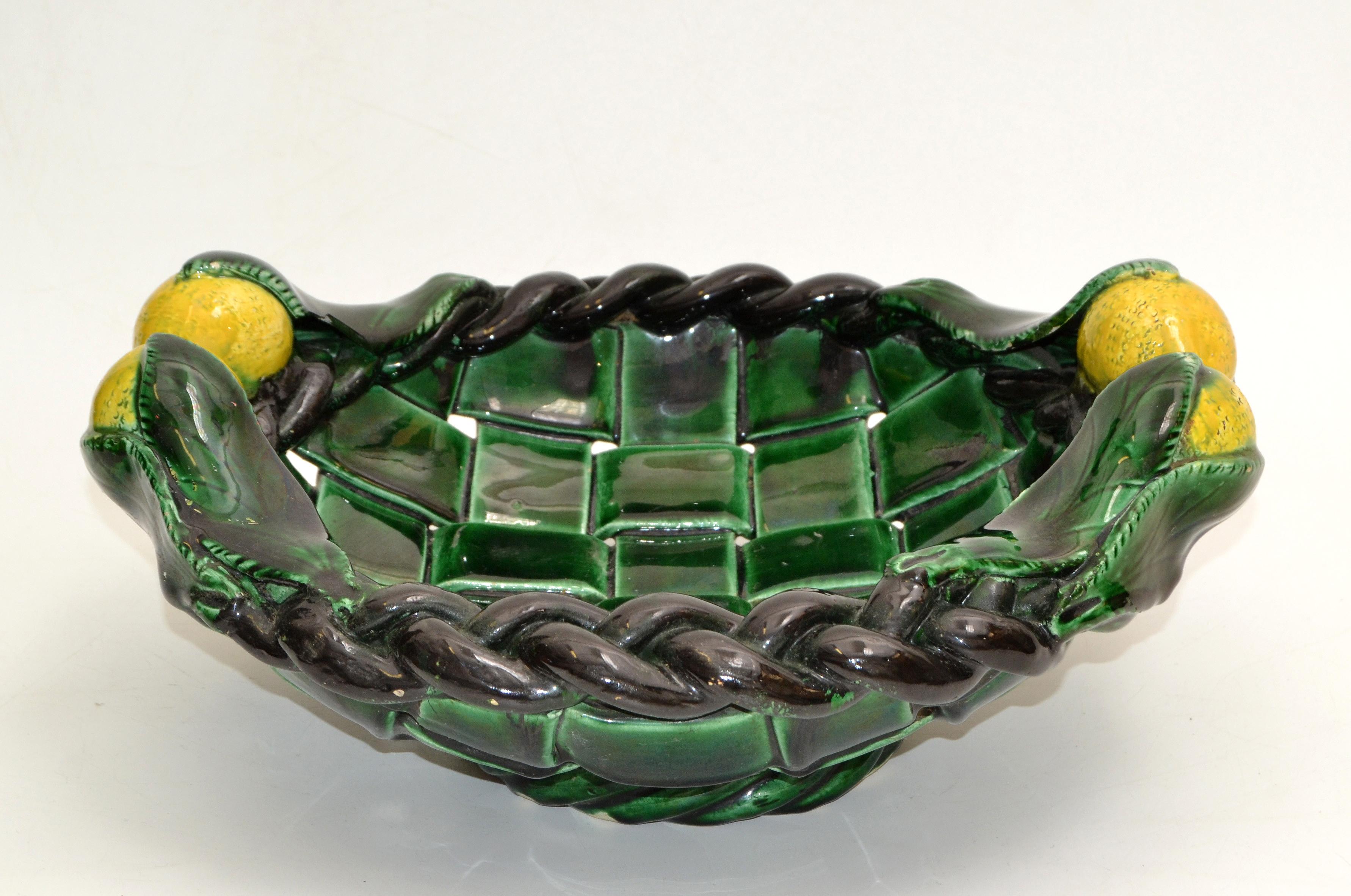 1970er Jahre Mid-Century Modern handgefertigt Keramik, Keramik Zitronenkorb oder Obstteller in glasiert dunkelgrün und schwarz mit gelben Zitronen, in Vallauris gemacht.
Darunter ist markiert.