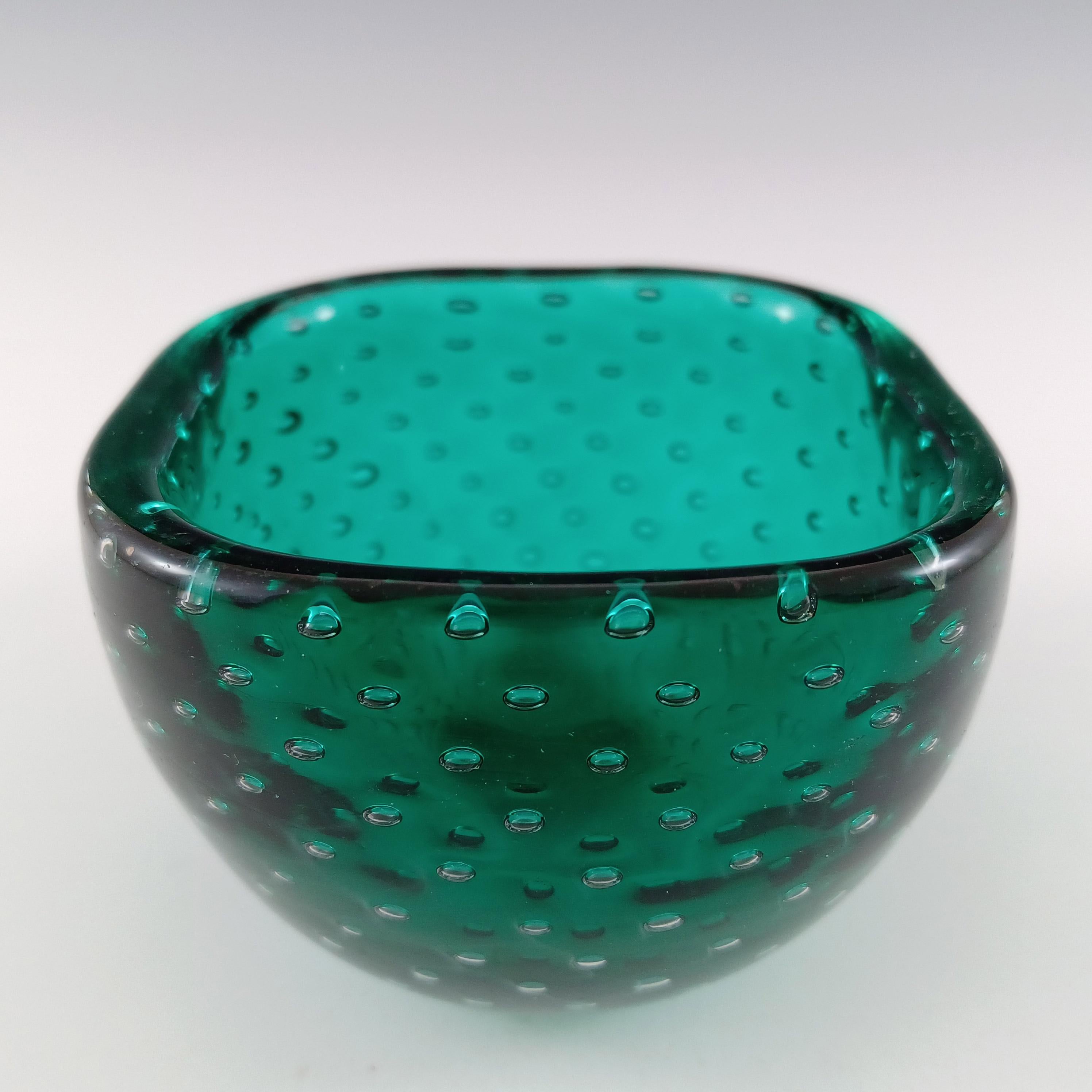 Hier ist eine exquisite Schale aus grünem venezianischem Glas mit einem kontrollierten Blasen-Effekt, der im Glas eingeschlossen ist. Hergestellt auf der Insel Murano, in der Nähe von Venedig, Italien, von der berühmten Manufaktur Venini, entworfen