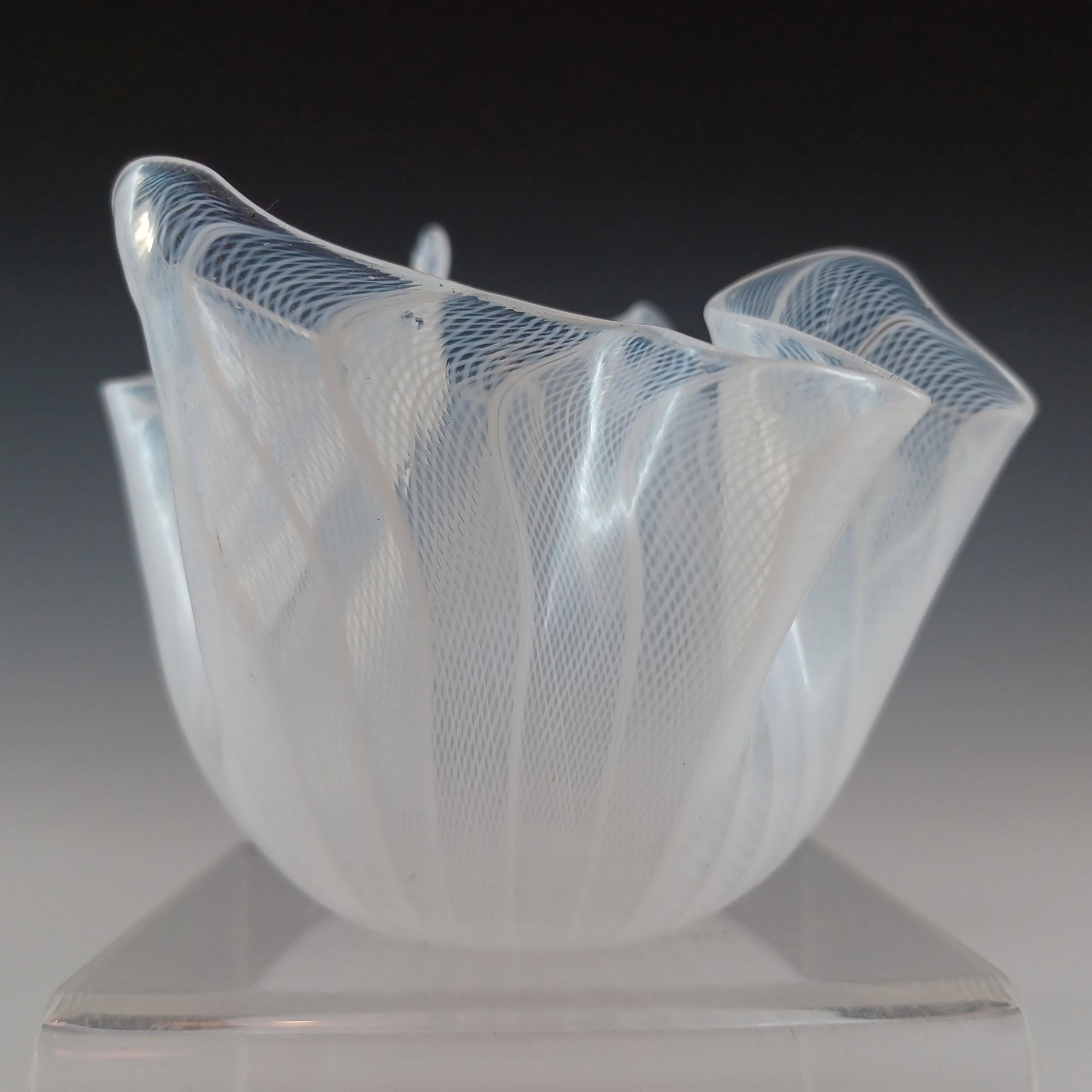 Hier ist eine exquisite kleine venezianische Vase aus weißem Glas 
