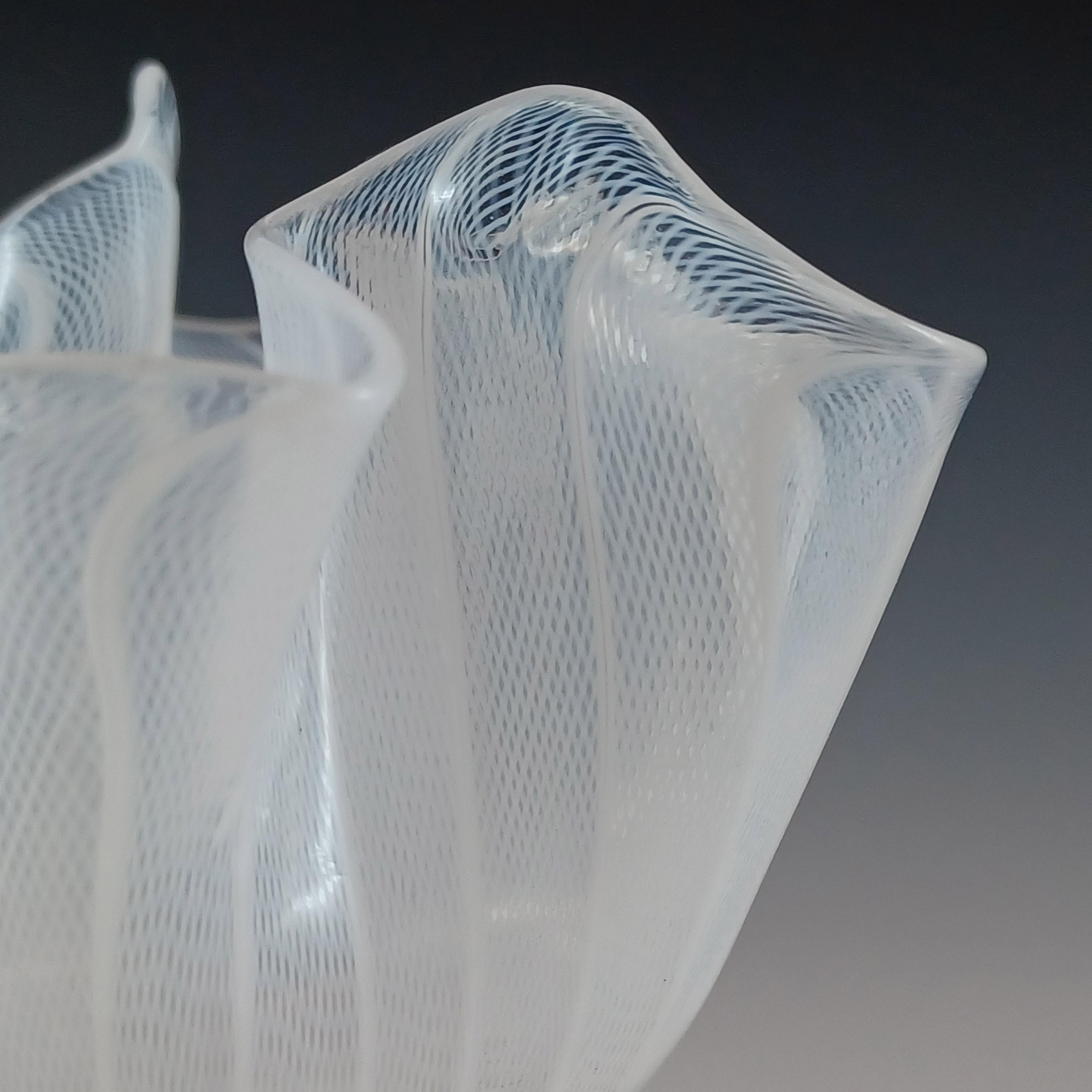 Italiano Vaso Fazzoletto Zanfirico in vetro bianco di Murano MARCATO di Venini in vendita