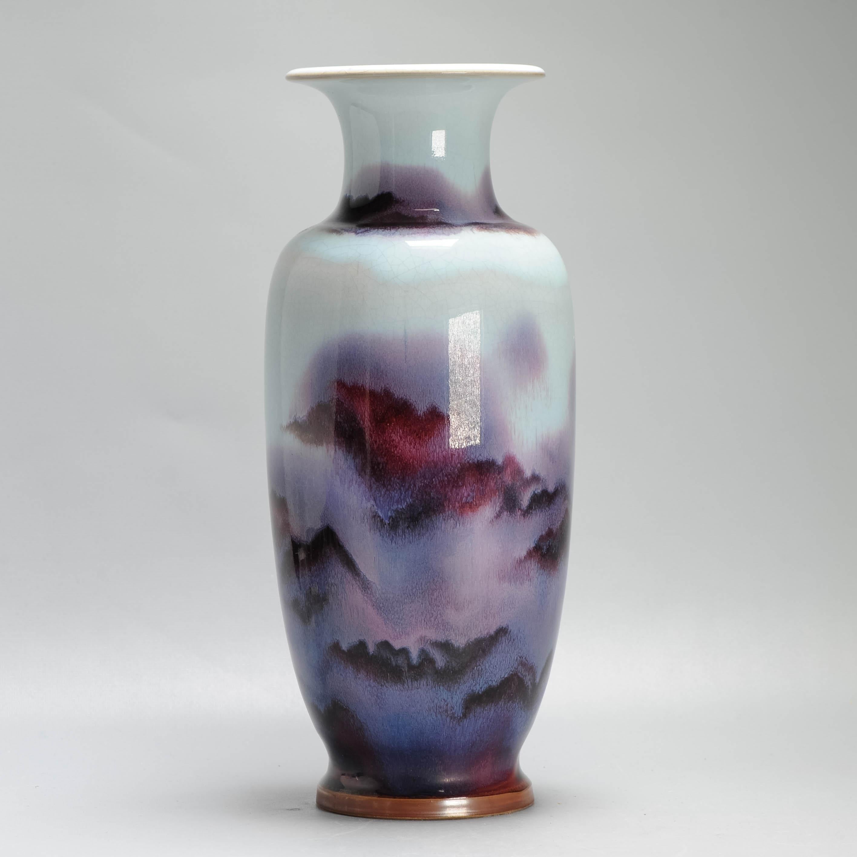 Grazioso e grande vaso cinese in porcellana con pittura sottosmalto di quello che sembra essere un paesaggio montano. Risale agli anni '90 o '00.
Contrassegnato sulla base

Condizione
appena screpolati nella glassa. Dimensioni: 39 cm di