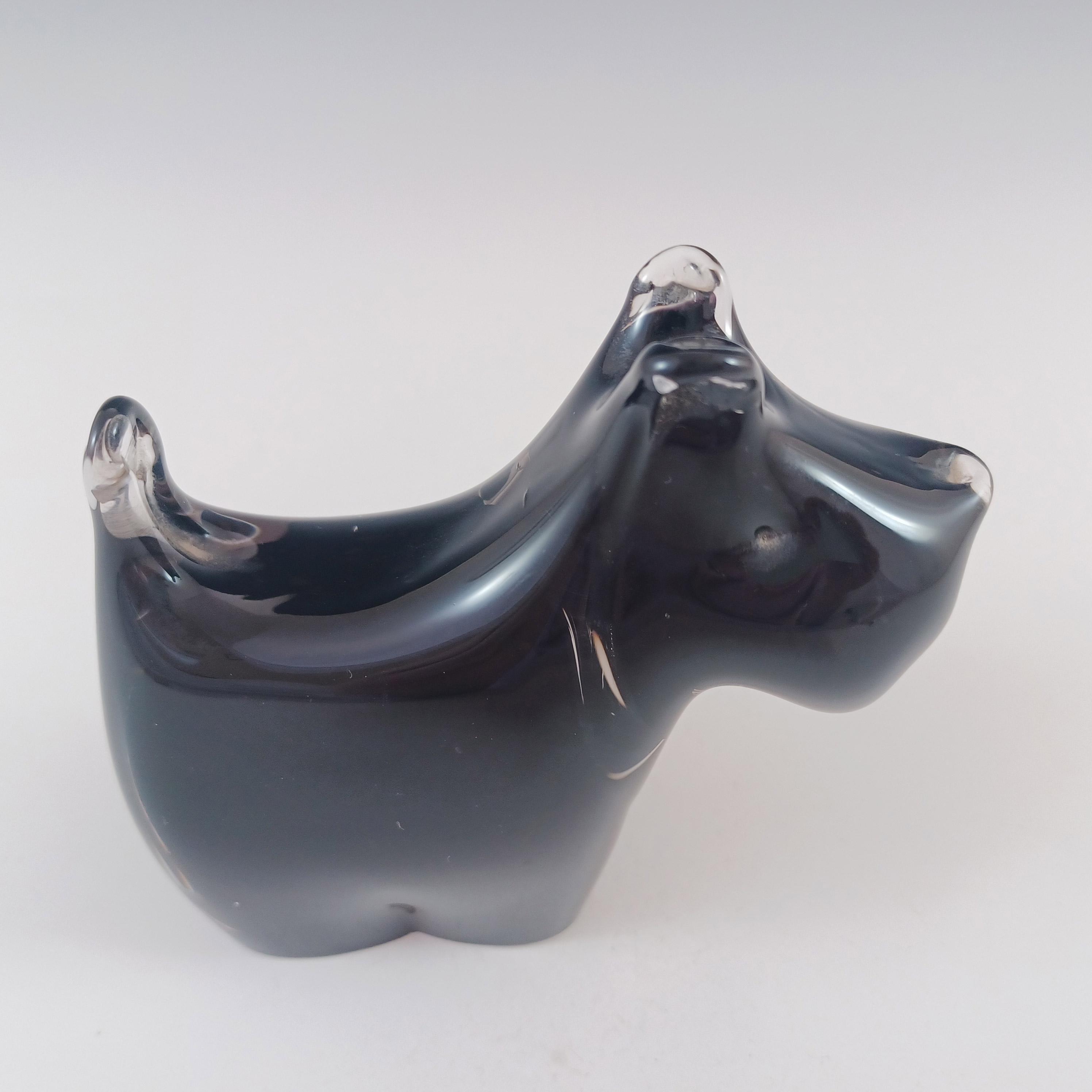Britannique MARQUÉ Presse-papier en verre noir Wedgwood Scottie Dog / Terrier SG418 en vente