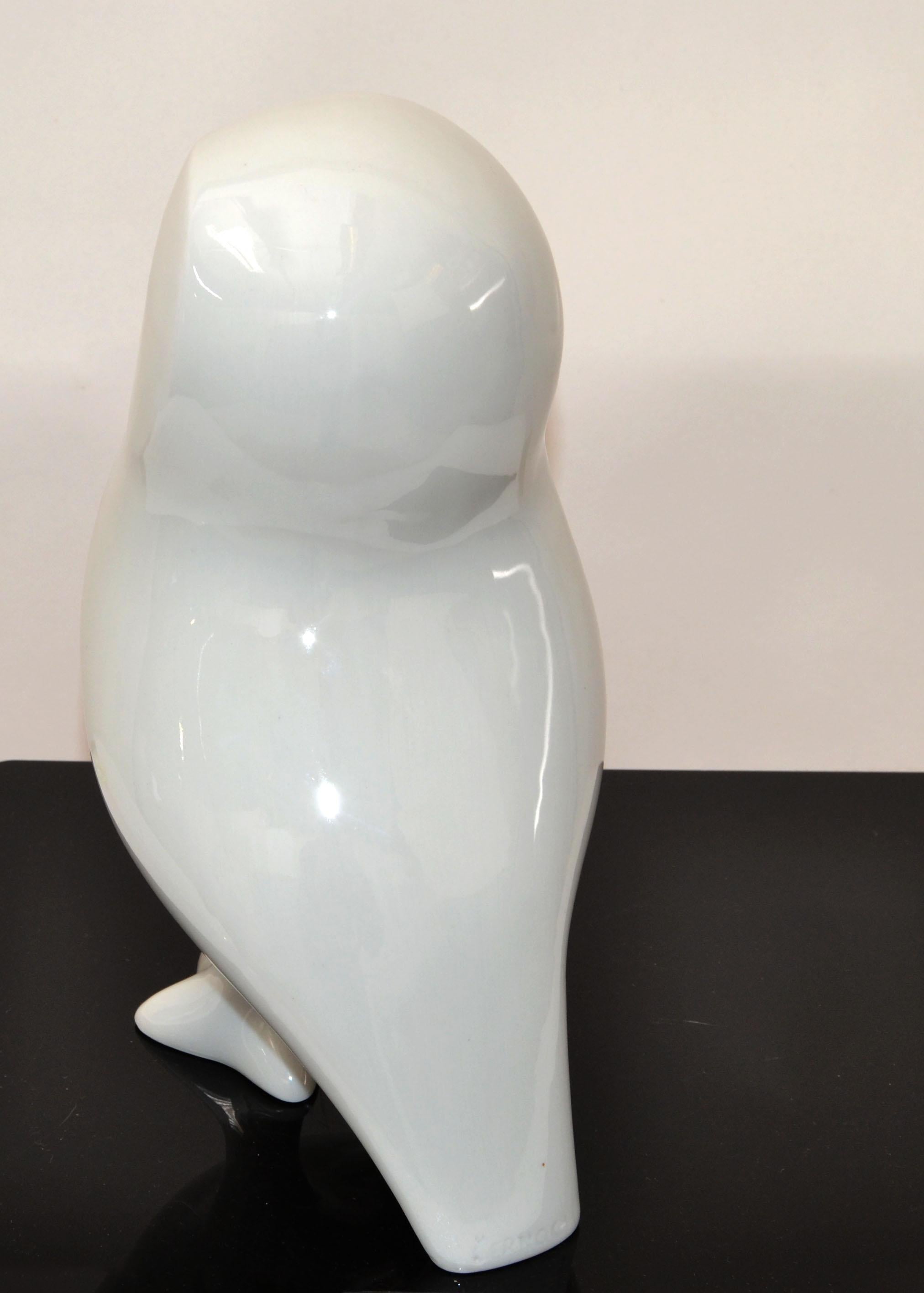 Sculpture d'animal hibou en porcelaine Royal Dux blanc marqué, mi-siècle moderne en vente 2