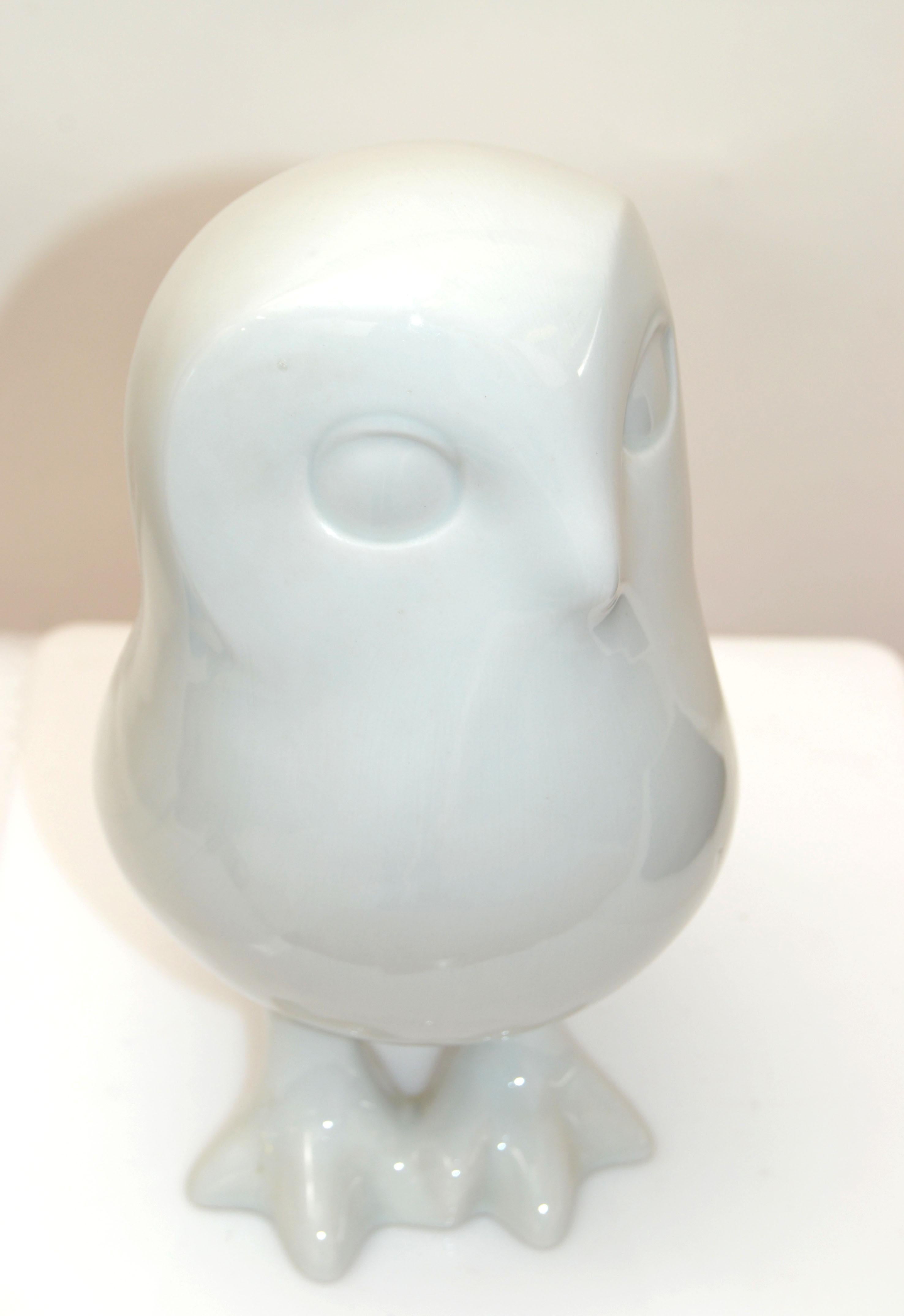 Tchèque Sculpture d'animal hibou en porcelaine Royal Dux blanc marqué, mi-siècle moderne en vente