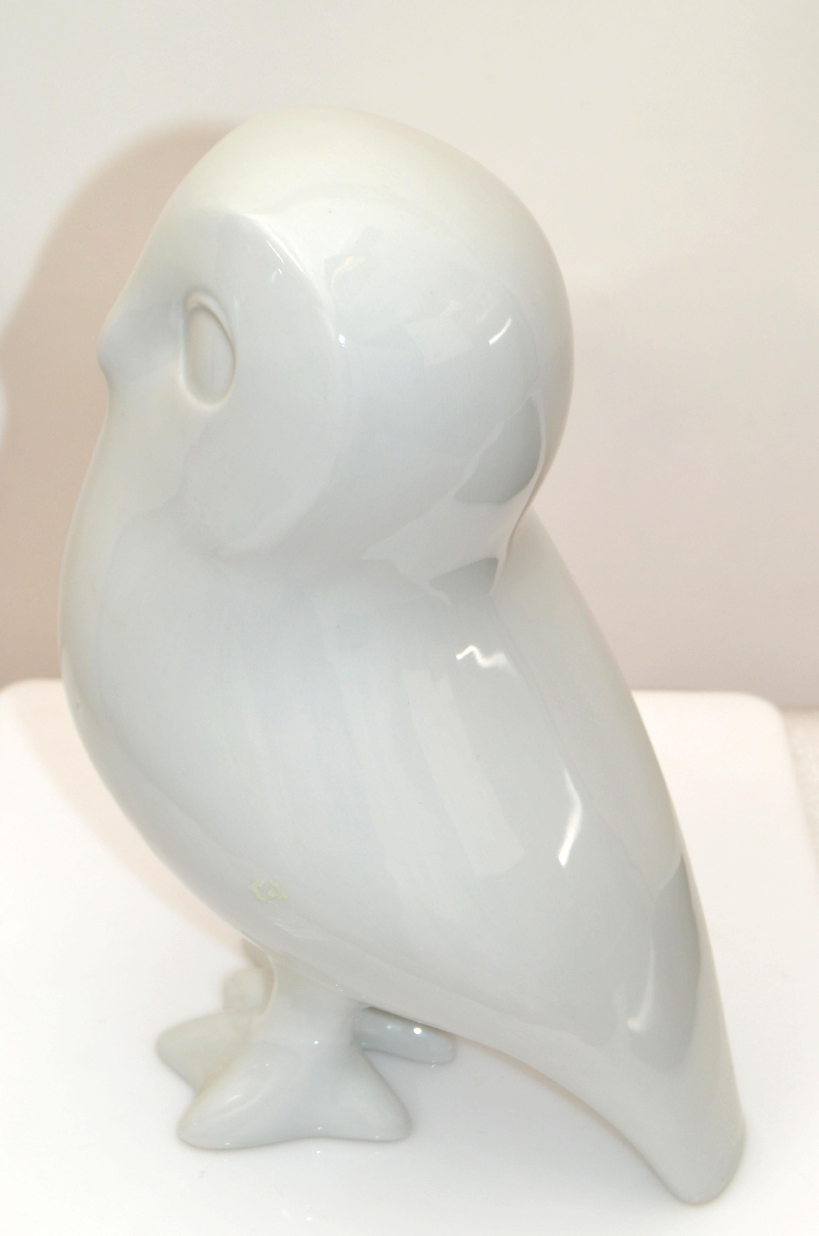 Fait main Sculpture d'animal hibou en porcelaine Royal Dux blanc marqué, mi-siècle moderne en vente